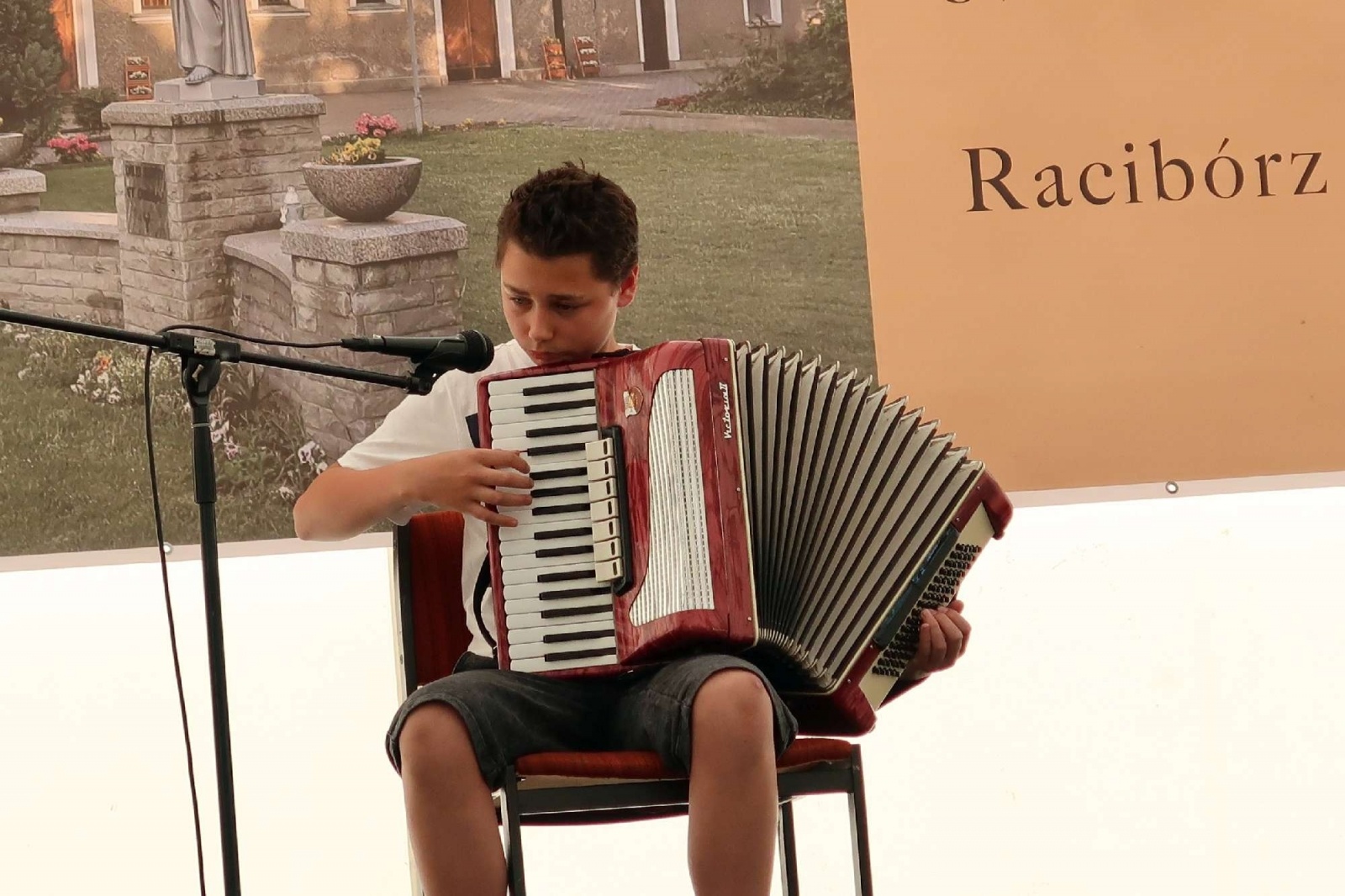 Zdjęcie w galerii na portalu naszraciborz.pl: To już 90 lat obecności franciszkanów na Płoni. Parafia zorganizowała festyn z talentami wiadomości z regionu