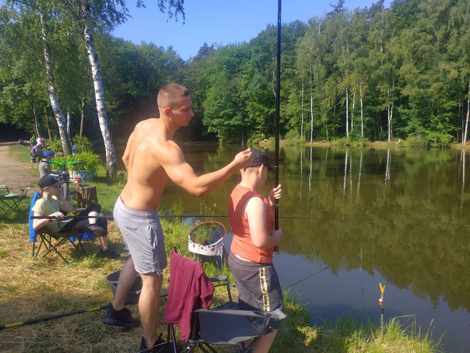 Zdjęcie w galerii na portalu naszraciborz.pl: Taaaka ryba. Najmłodsi wędkowali pod Oborą wiadomości z regionu