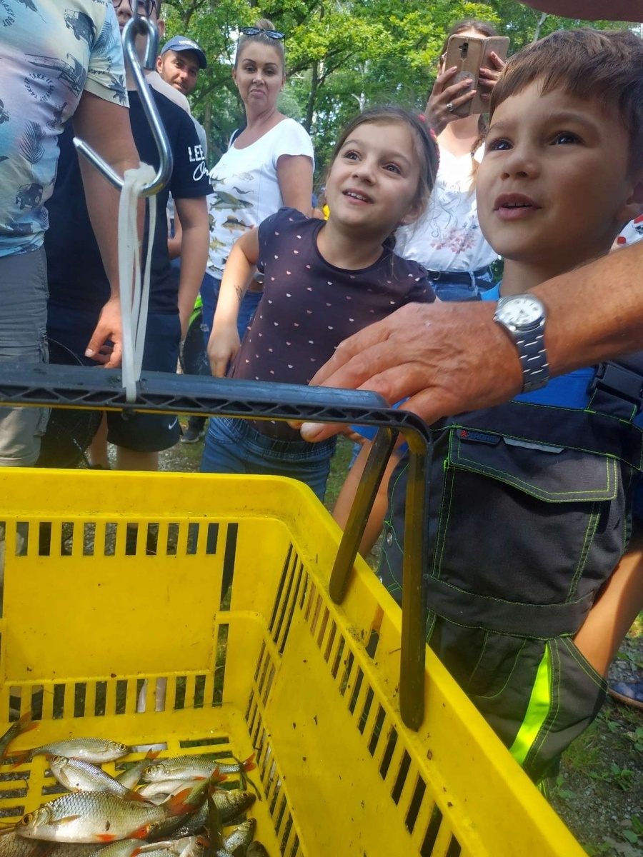 Zdjęcie w galerii na portalu naszraciborz.pl: Taaaka ryba. Najmłodsi wędkowali pod Oborą wiadomości z regionu