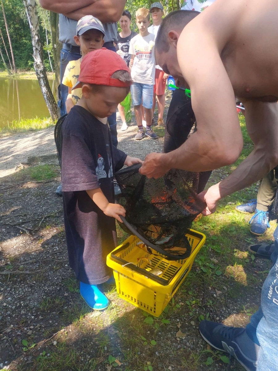 Zdjęcie w galerii na portalu naszraciborz.pl: Taaaka ryba. Najmłodsi wędkowali pod Oborą wiadomości z regionu