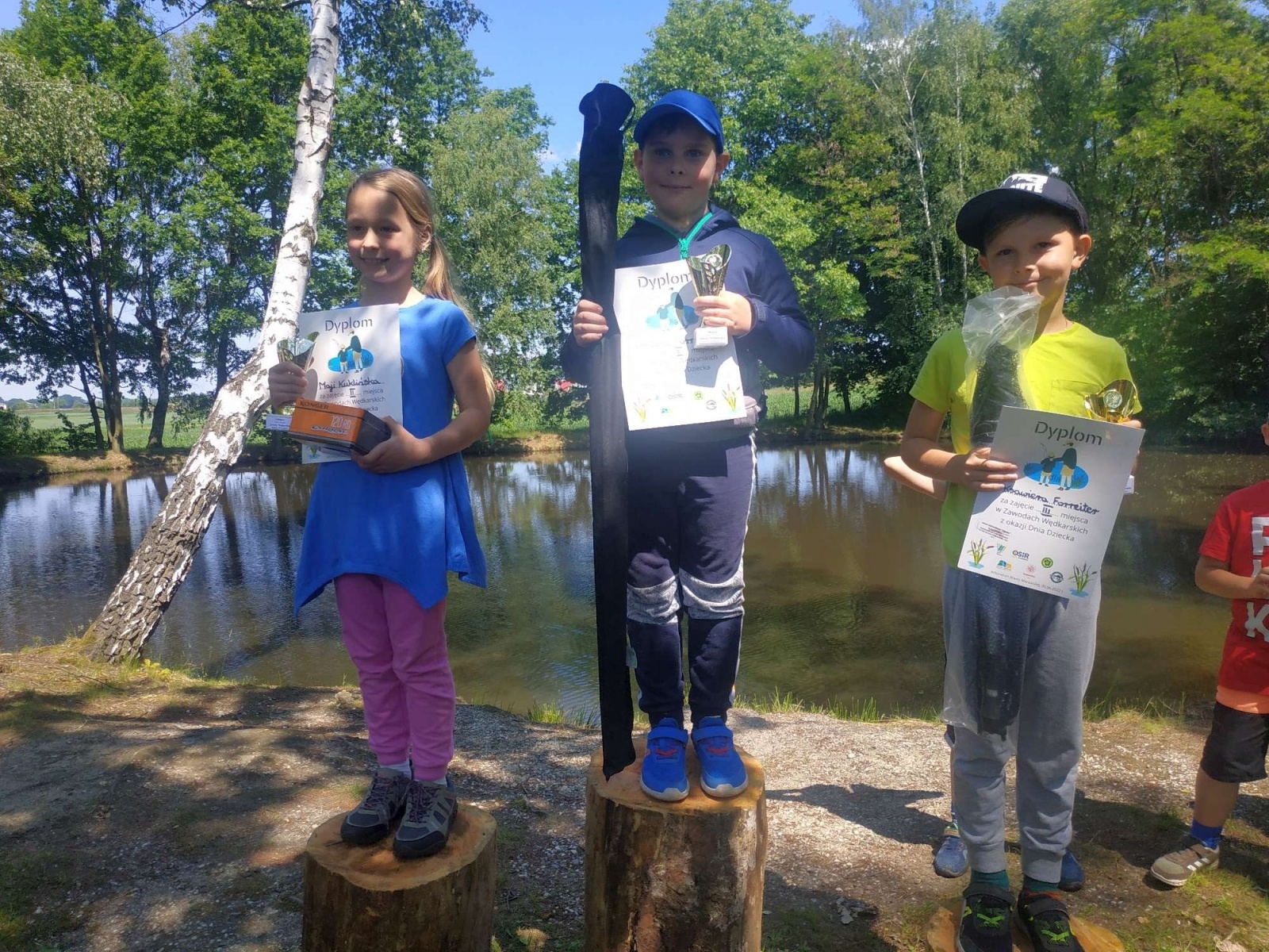 Zdjęcie w galerii na portalu naszraciborz.pl: Taaaka ryba. Najmłodsi wędkowali pod Oborą wiadomości z regionu