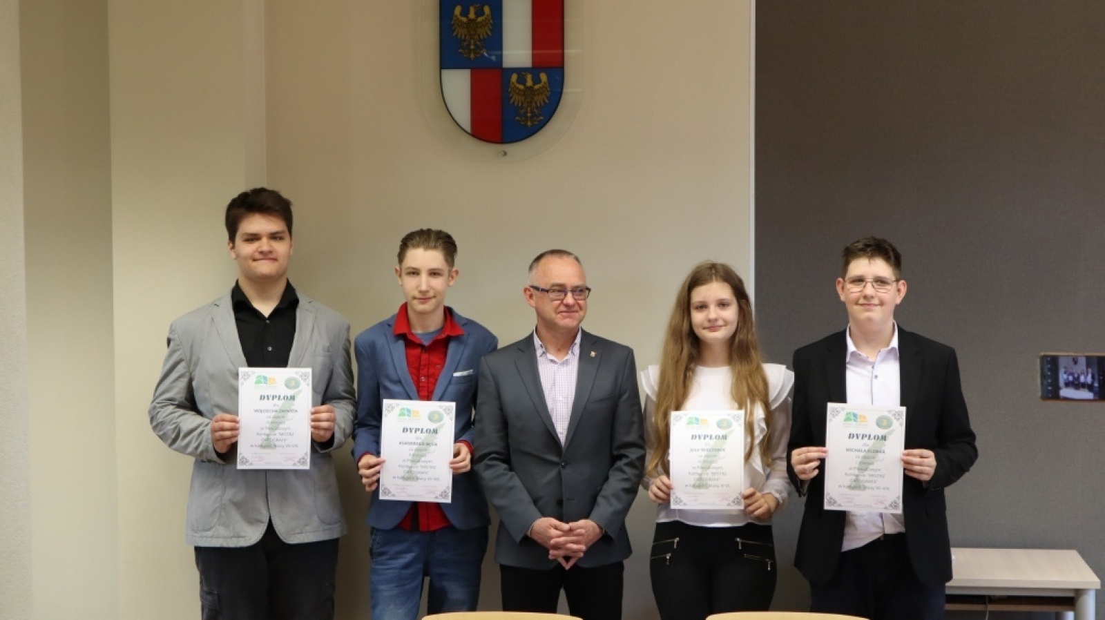 Zdjęcie w galerii na portalu naszraciborz.pl: Mistrzowie ortografii nagrodzeni w starostwie wiadomości z regionu
