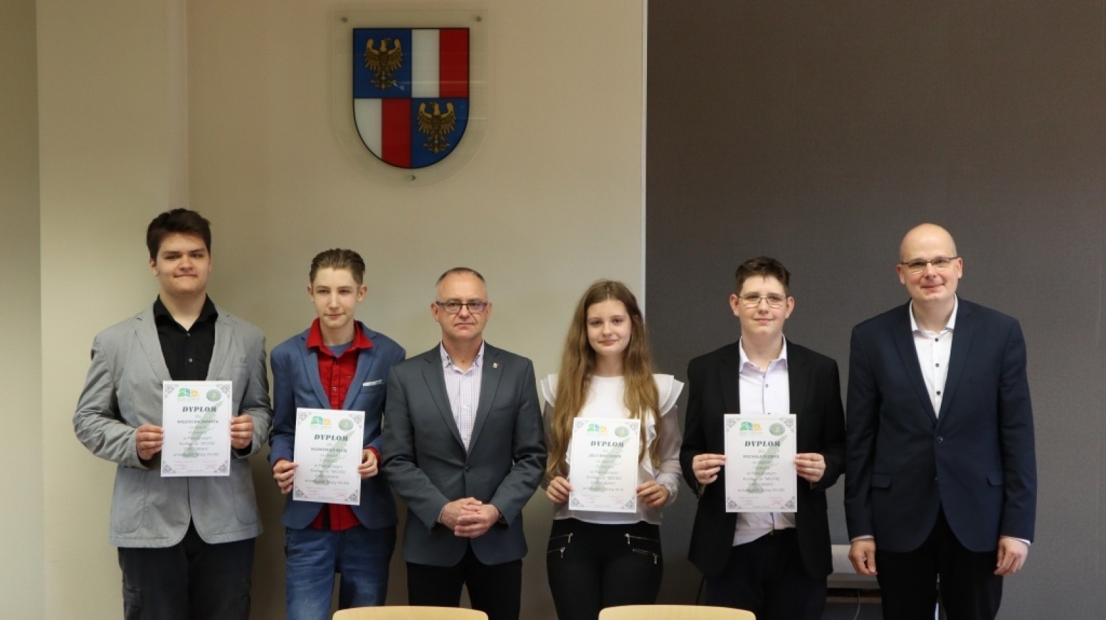 Zdjęcie w galerii na portalu naszraciborz.pl: Mistrzowie ortografii nagrodzeni w starostwie wiadomości z regionu