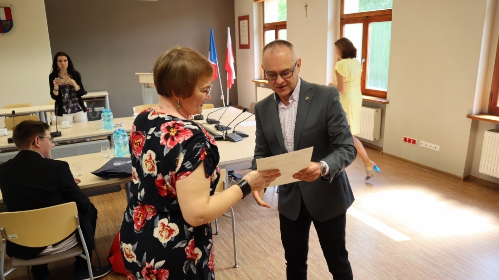 Zdjęcie w galerii na portalu naszraciborz.pl: Mistrzowie ortografii nagrodzeni w starostwie wiadomości z regionu