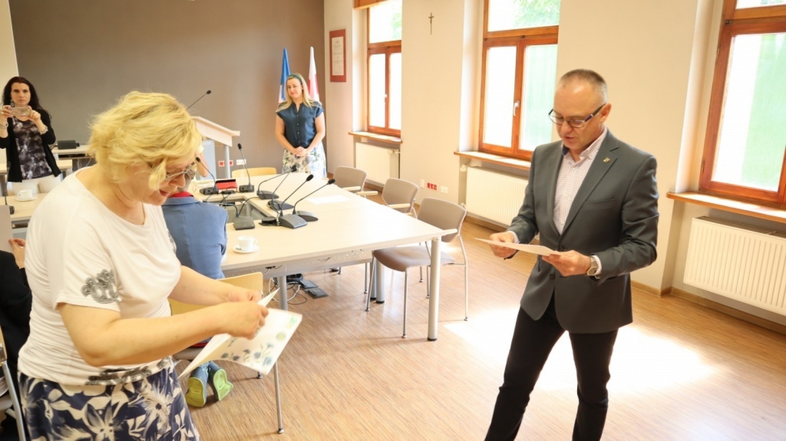 Zdjęcie w galerii na portalu naszraciborz.pl: Mistrzowie ortografii nagrodzeni w starostwie wiadomości z regionu