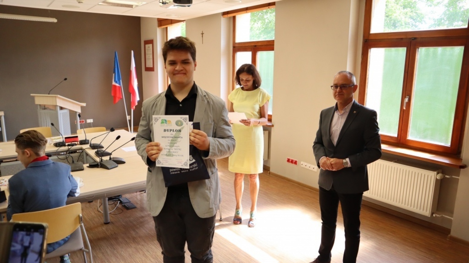 Zdjęcie w galerii na portalu naszraciborz.pl: Mistrzowie ortografii nagrodzeni w starostwie wiadomości z regionu