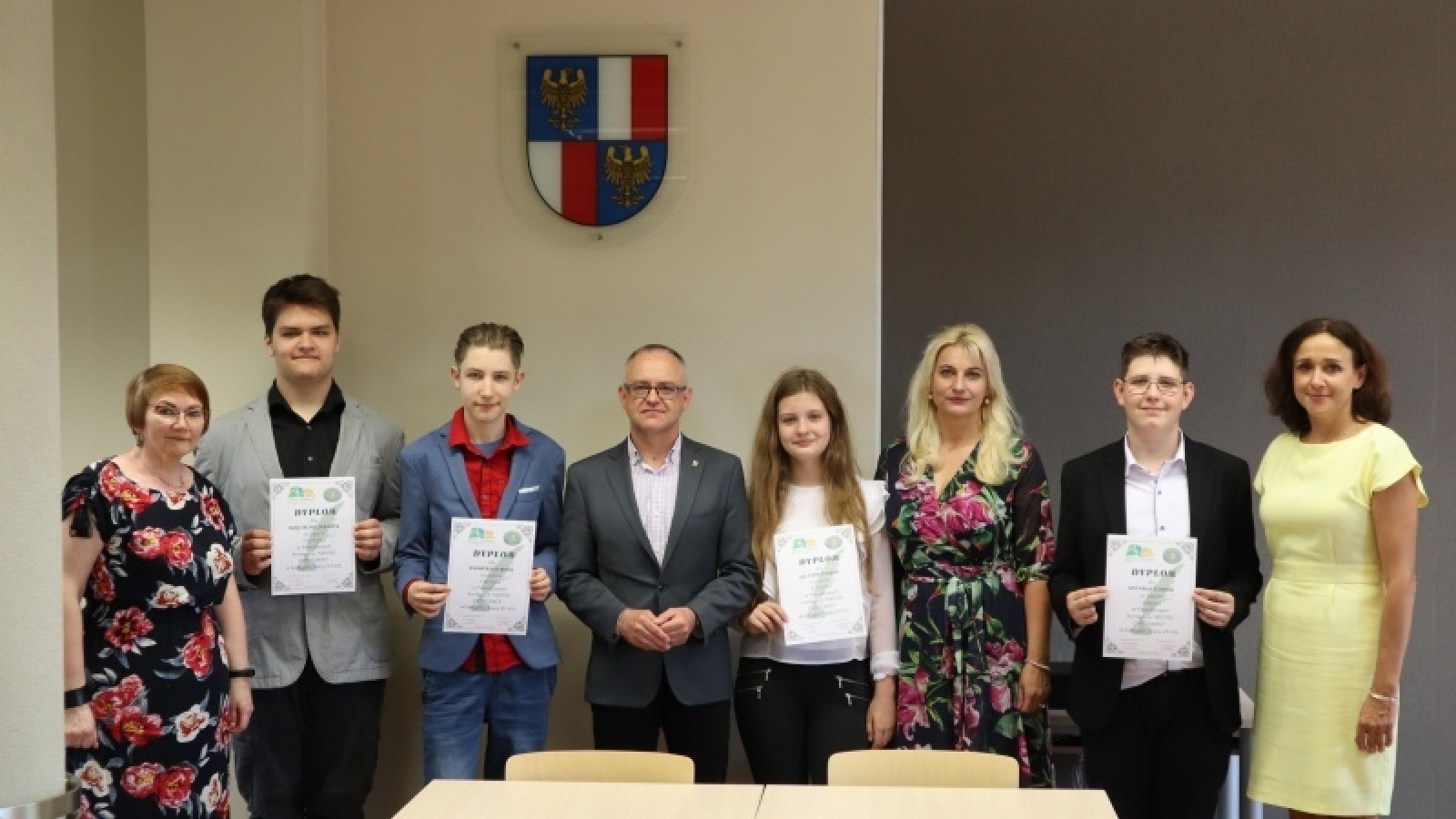 Zdjęcie w galerii na portalu naszraciborz.pl: Mistrzowie ortografii nagrodzeni w starostwie wiadomości z regionu