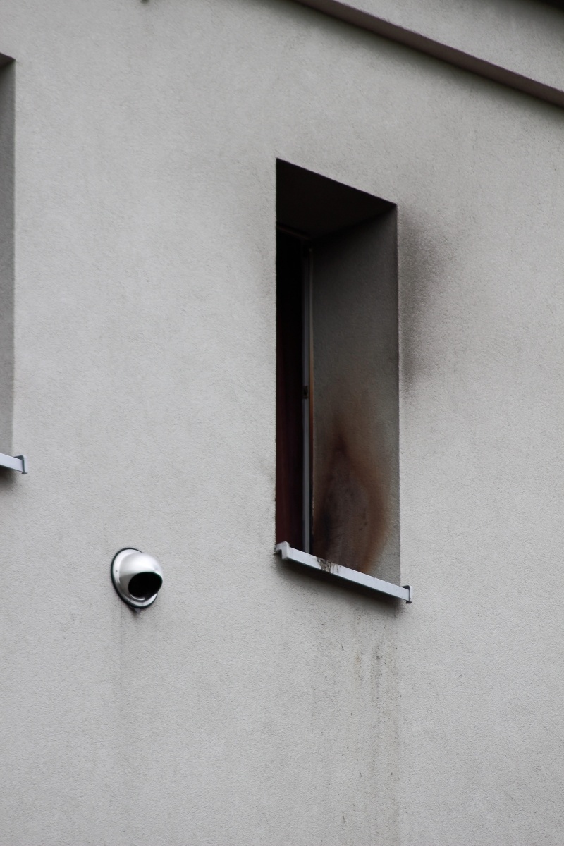 Zdjęcie w galerii na portalu naszraciborz.pl: Raport 998. Pożar przy Dąbrowskiego. Przyczyną… niedopałek [FOTO] wiadomości z regionu