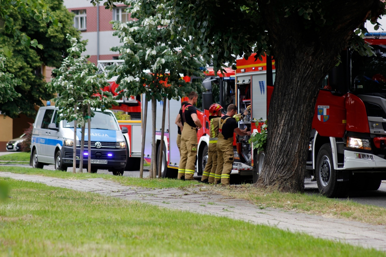 Zdjęcie w galerii na portalu naszraciborz.pl: Raport 998. Pożar przy Dąbrowskiego. Przyczyną… niedopałek [FOTO] wiadomości z regionu