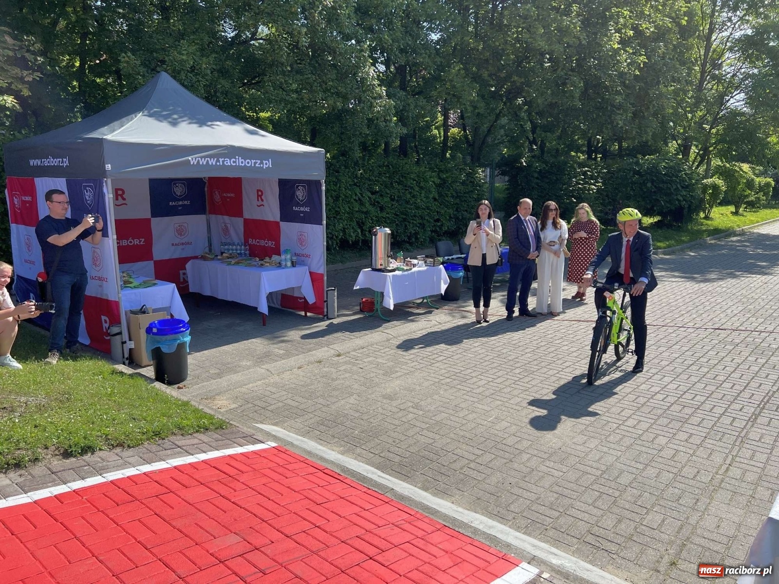 Zdjęcie w galerii na portalu naszraciborz.pl: Przy SP 18 otwarto miasteczko rowerowe [FOTO i WIDEO] wiadomości z regionu