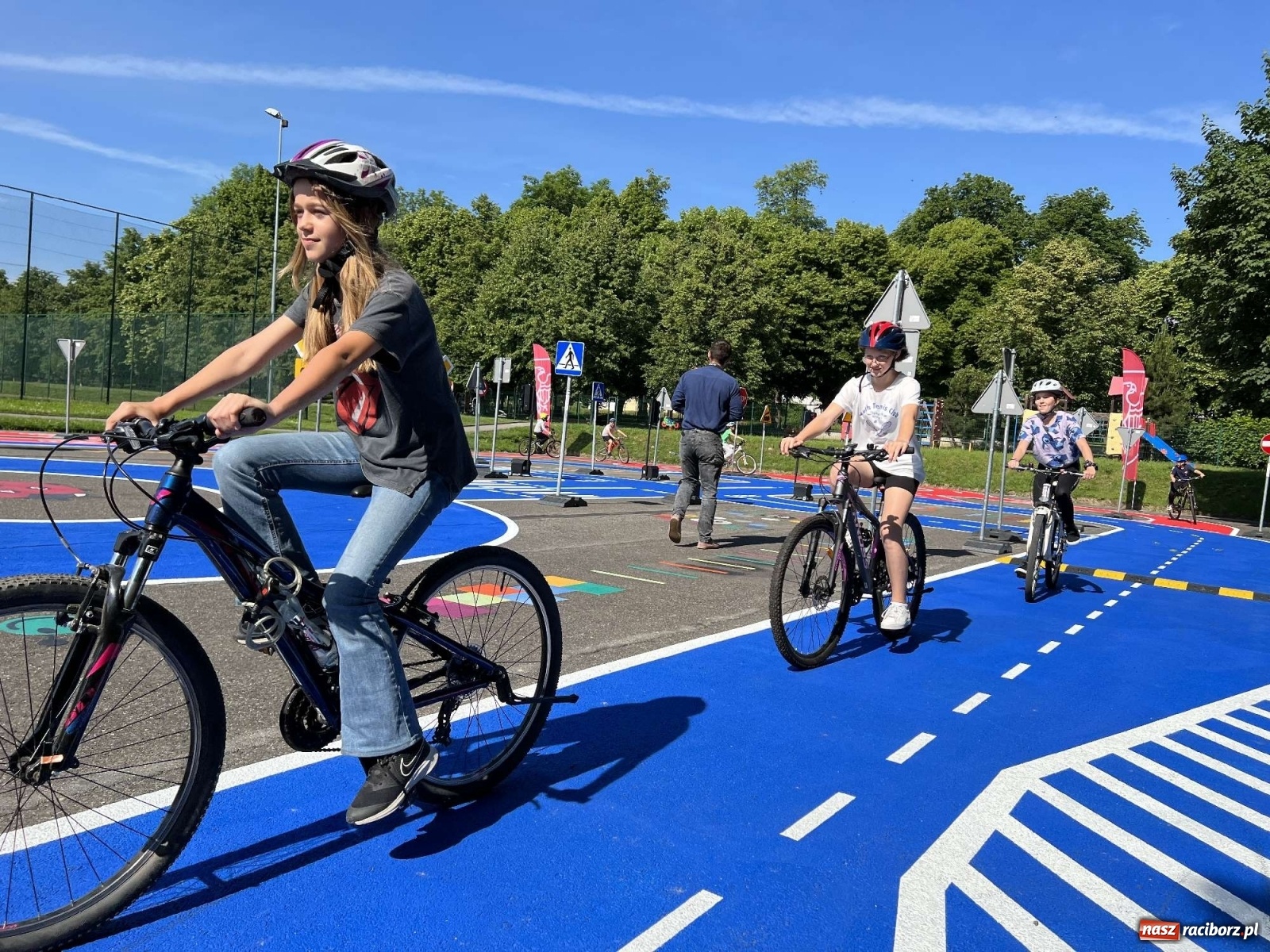 Zdjęcie w galerii na portalu naszraciborz.pl: Przy SP 18 otwarto miasteczko rowerowe [FOTO i WIDEO] wiadomości z regionu