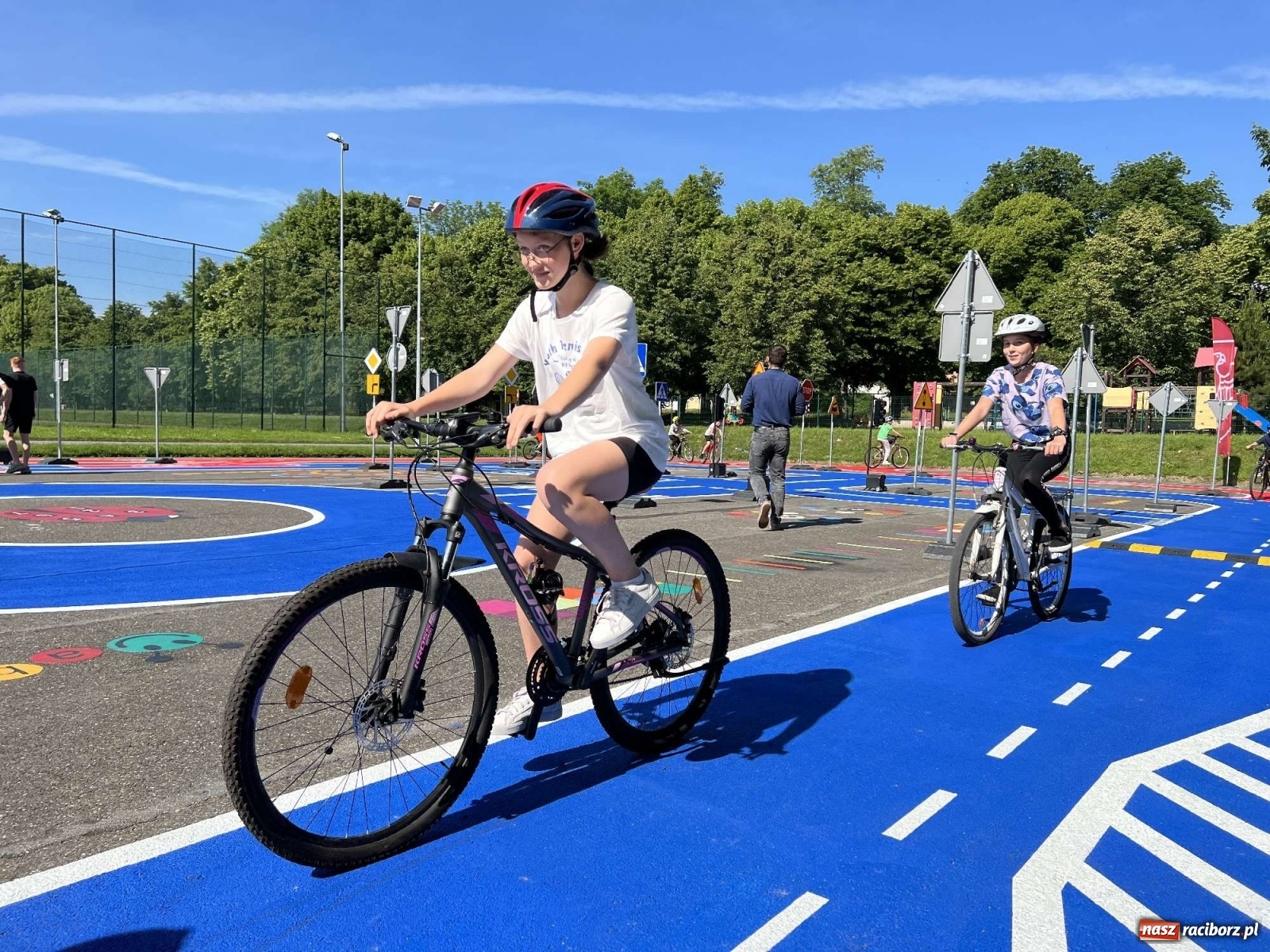 Zdjęcie w galerii na portalu naszraciborz.pl: Przy SP 18 otwarto miasteczko rowerowe [FOTO i WIDEO] wiadomości z regionu