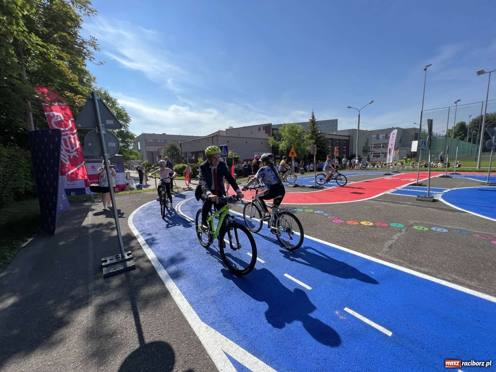 Zdjęcie w galerii na portalu naszraciborz.pl: Przy SP 18 otwarto miasteczko rowerowe [FOTO i WIDEO] wiadomości z regionu