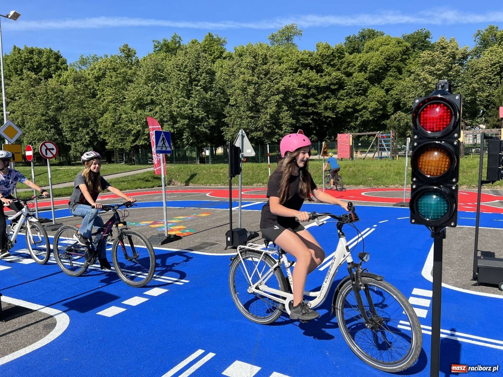 Zdjęcie w galerii na portalu naszraciborz.pl: Przy SP 18 otwarto miasteczko rowerowe [FOTO i WIDEO] wiadomości z regionu