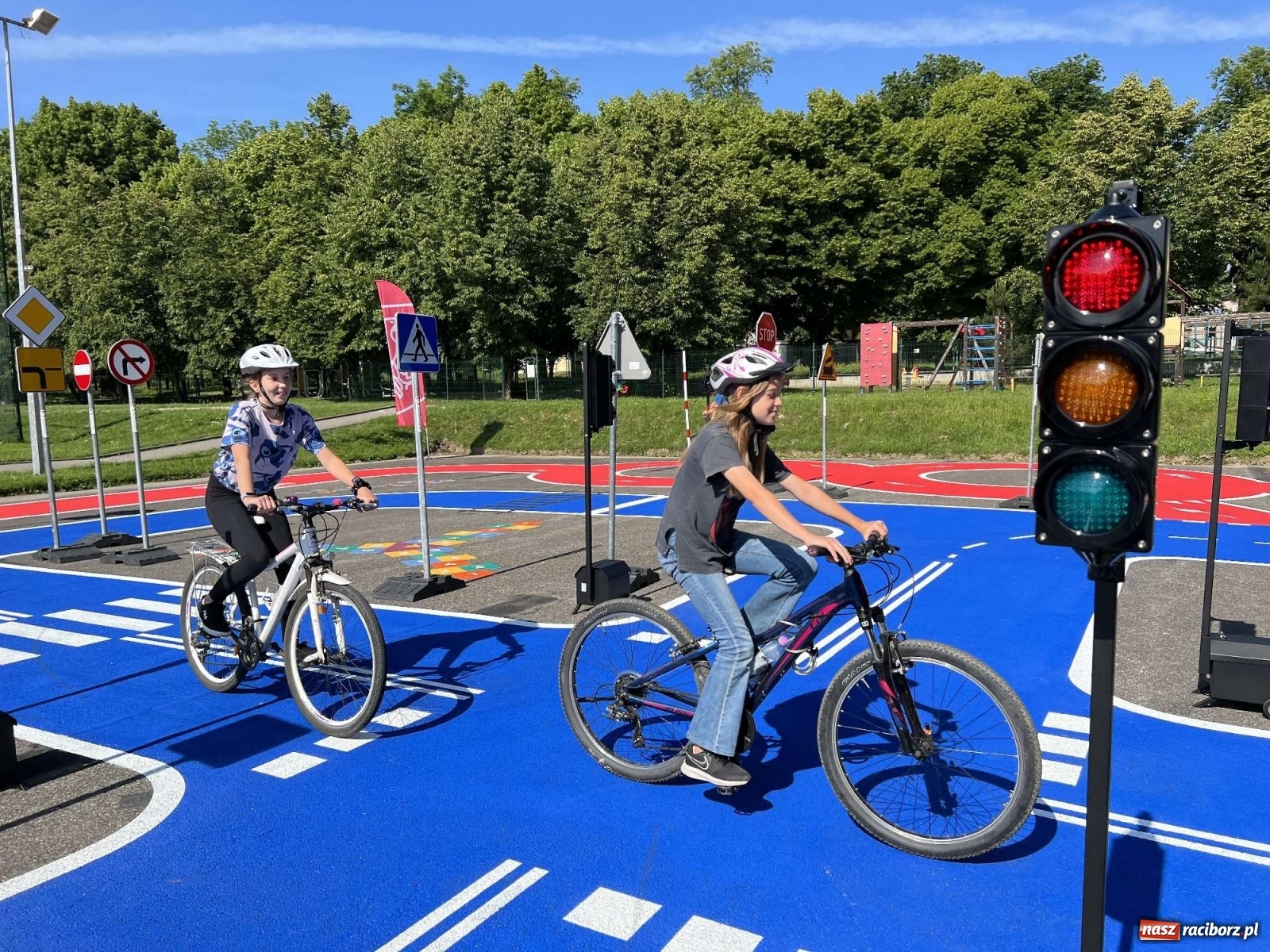 Zdjęcie w galerii na portalu naszraciborz.pl: Przy SP 18 otwarto miasteczko rowerowe [FOTO i WIDEO] wiadomości z regionu