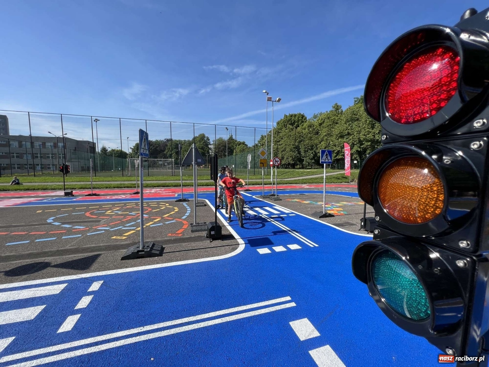 Zdjęcie w galerii na portalu naszraciborz.pl: Przy SP 18 otwarto miasteczko rowerowe [FOTO i WIDEO] wiadomości z regionu