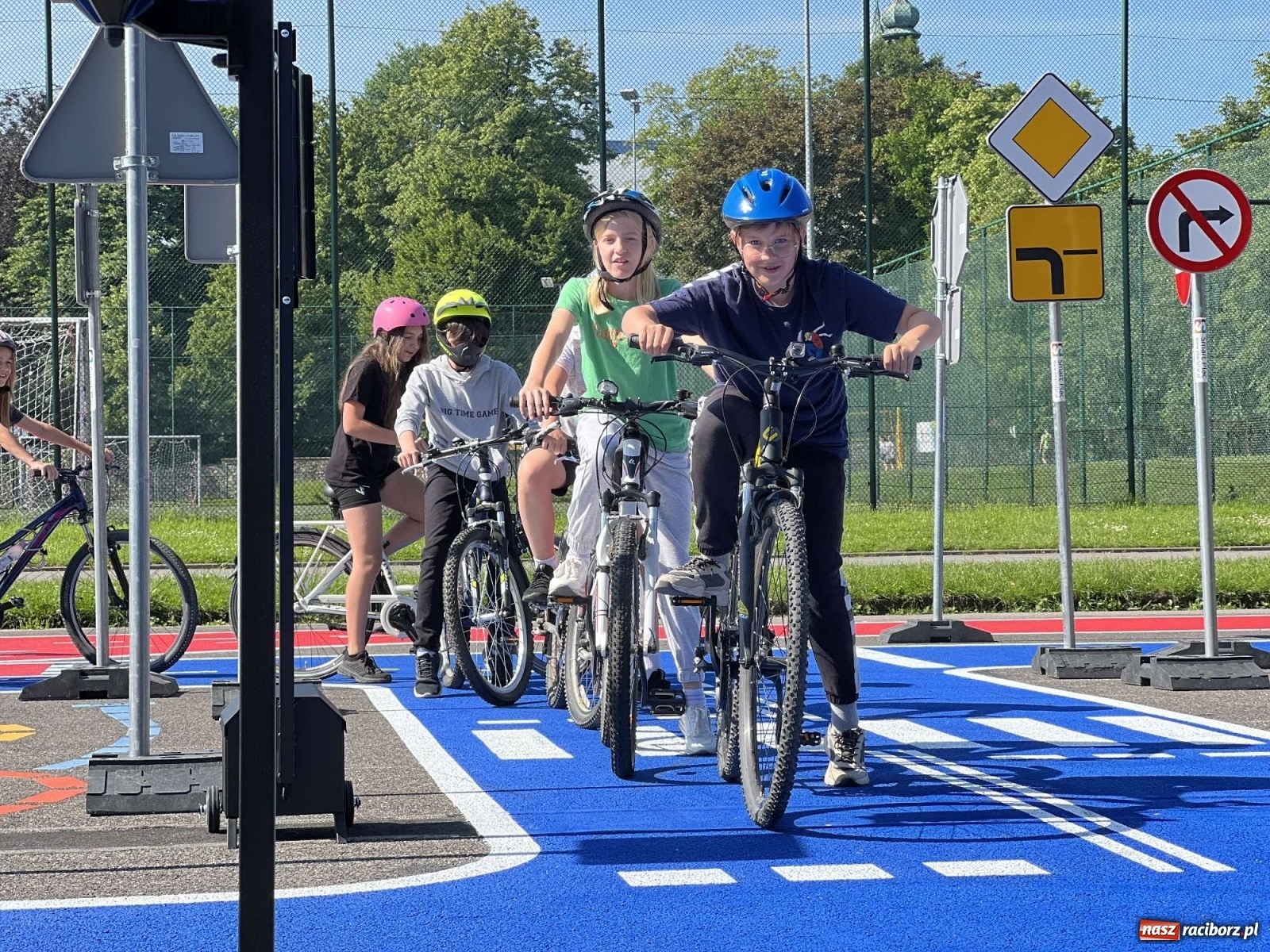 Zdjęcie w galerii na portalu naszraciborz.pl: Przy SP 18 otwarto miasteczko rowerowe [FOTO i WIDEO] wiadomości z regionu