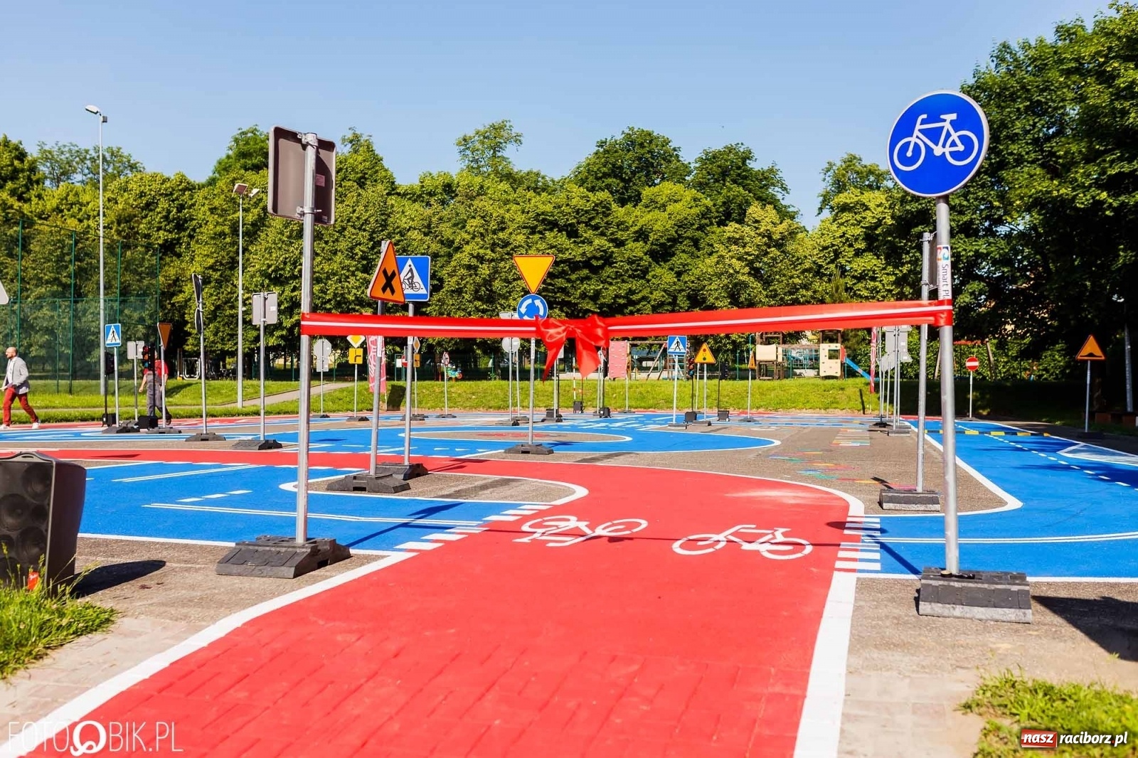 Zdjęcie w galerii na portalu naszraciborz.pl: Przy SP 18 otwarto miasteczko rowerowe [FOTO i WIDEO] wiadomości z regionu