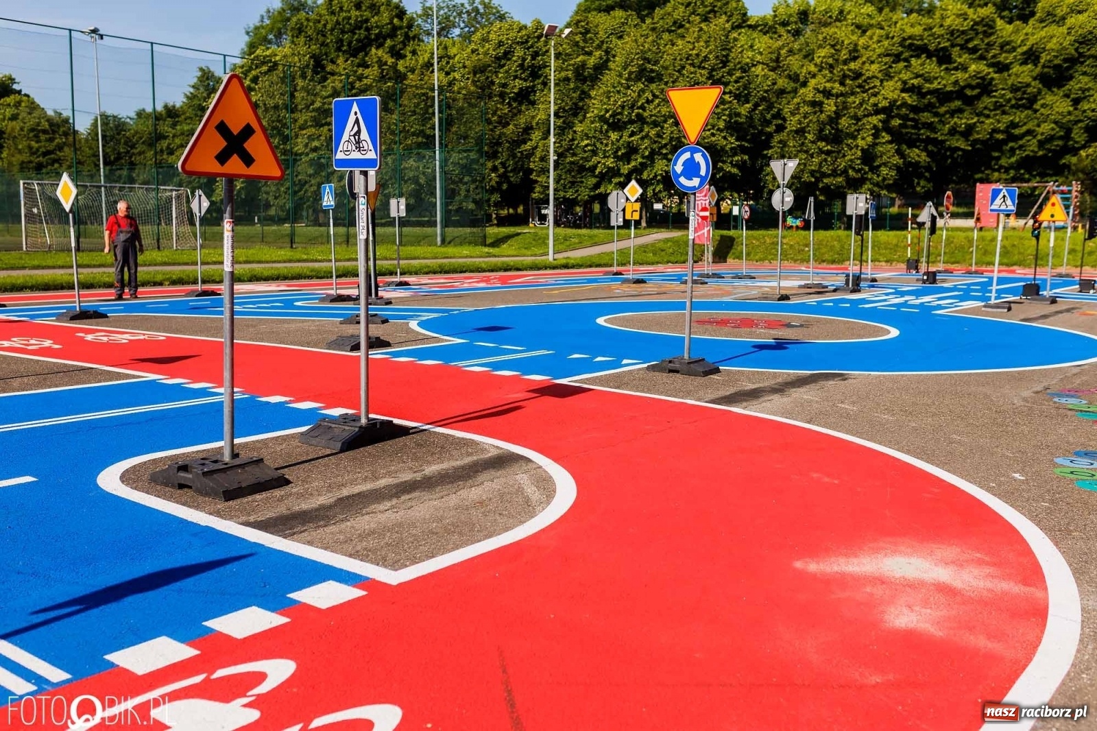 Zdjęcie w galerii na portalu naszraciborz.pl: Przy SP 18 otwarto miasteczko rowerowe [FOTO i WIDEO] wiadomości z regionu