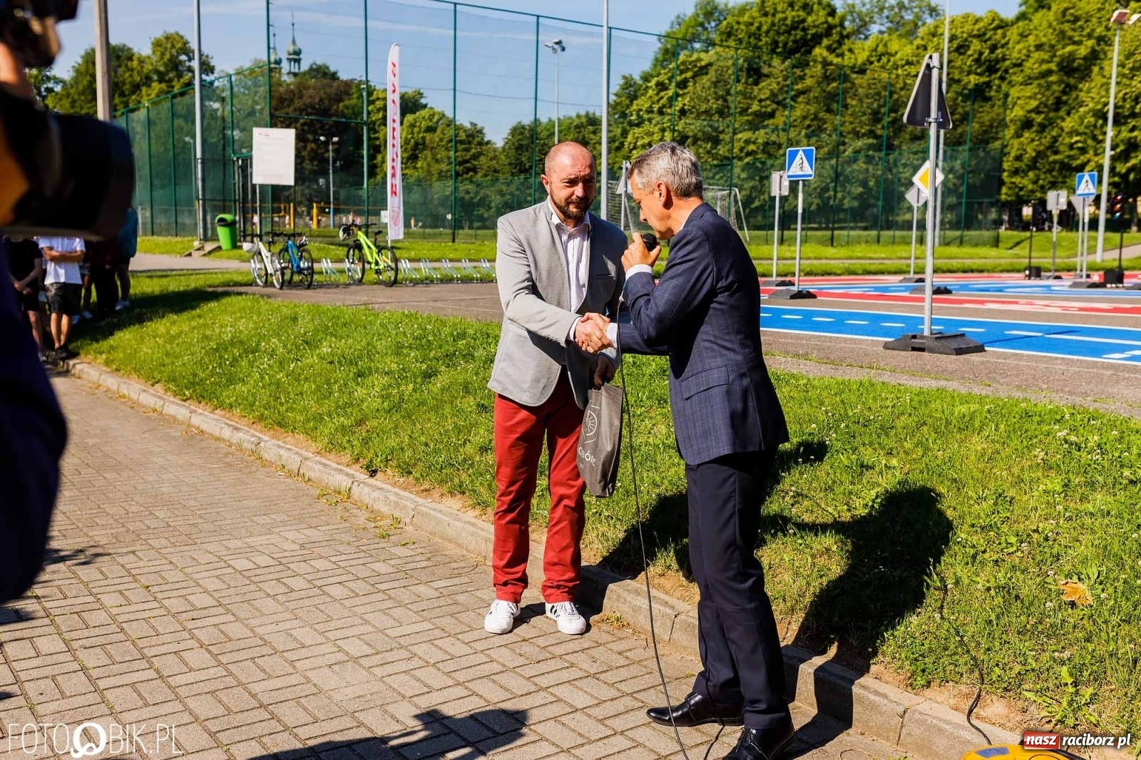 Zdjęcie w galerii na portalu naszraciborz.pl: Przy SP 18 otwarto miasteczko rowerowe [FOTO i WIDEO] wiadomości z regionu
