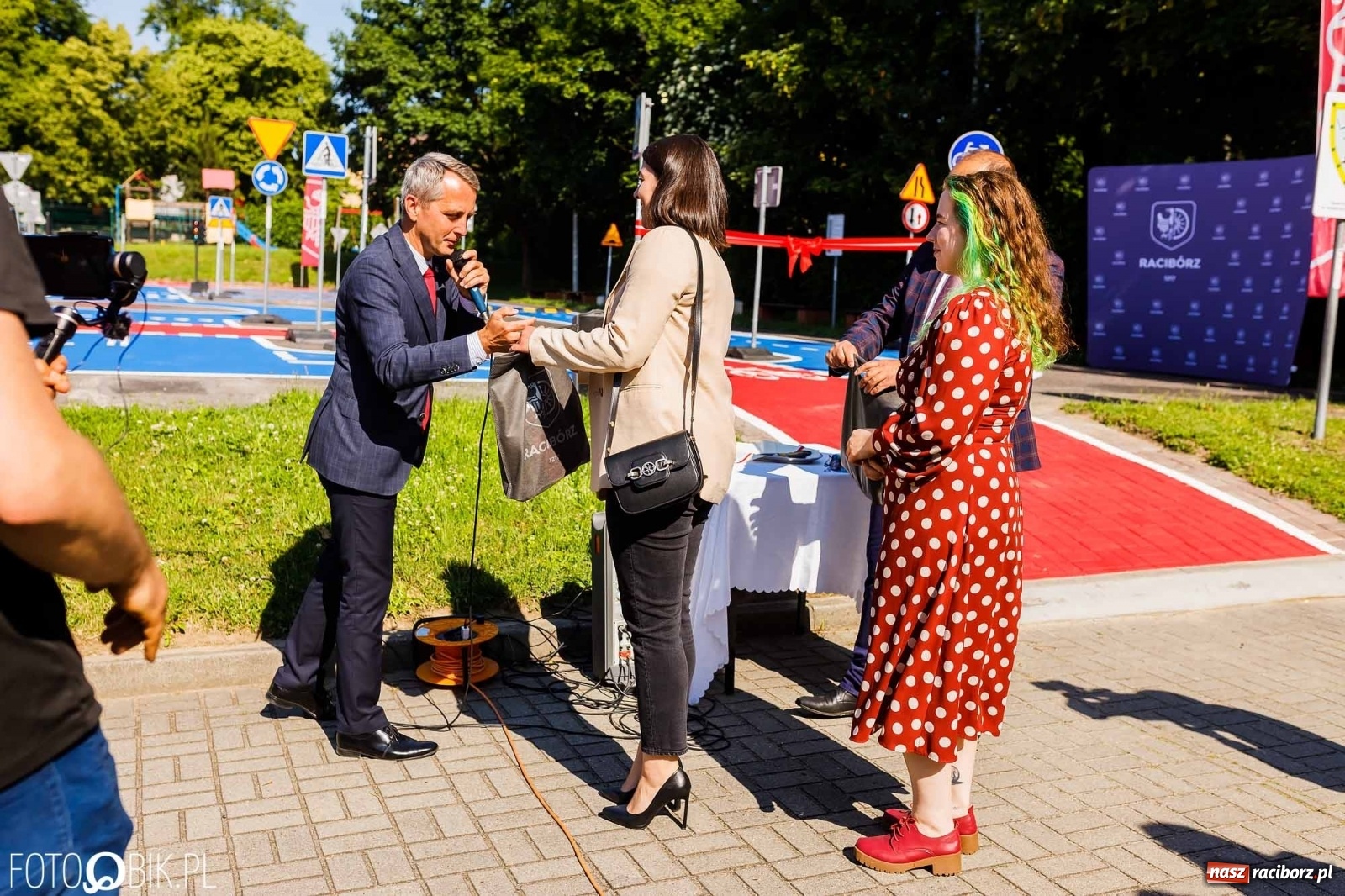 Zdjęcie w galerii na portalu naszraciborz.pl: Przy SP 18 otwarto miasteczko rowerowe [FOTO i WIDEO] wiadomości z regionu