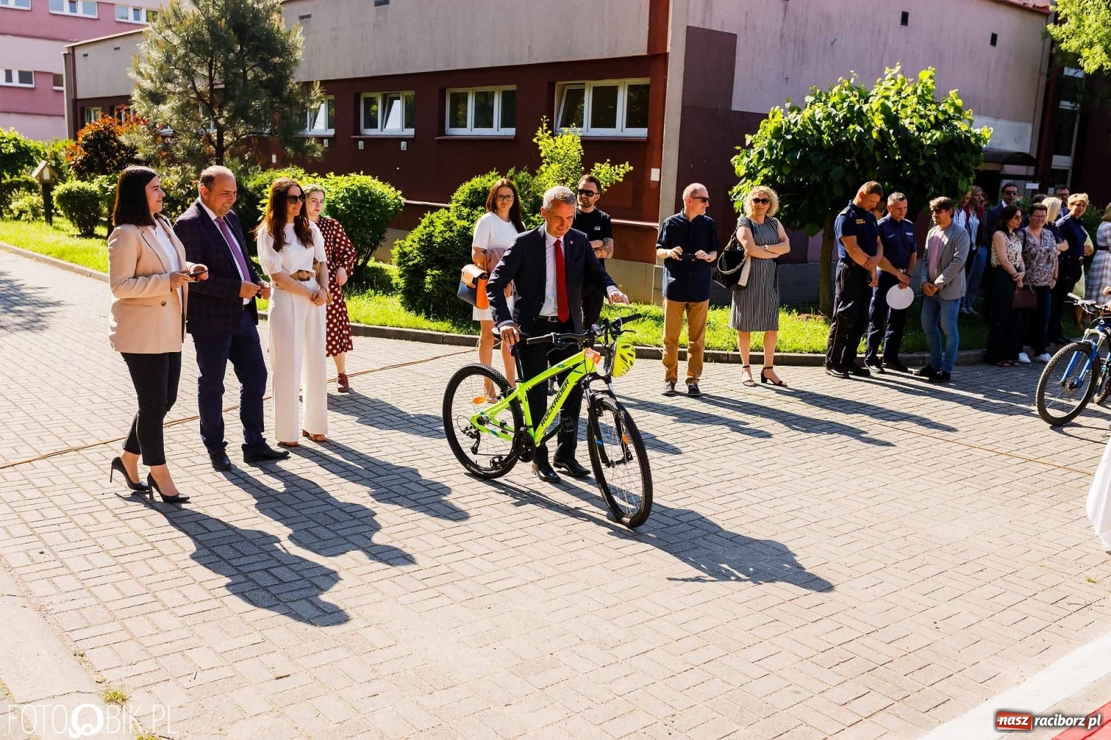 Zdjęcie w galerii na portalu naszraciborz.pl: Przy SP 18 otwarto miasteczko rowerowe [FOTO i WIDEO] wiadomości z regionu