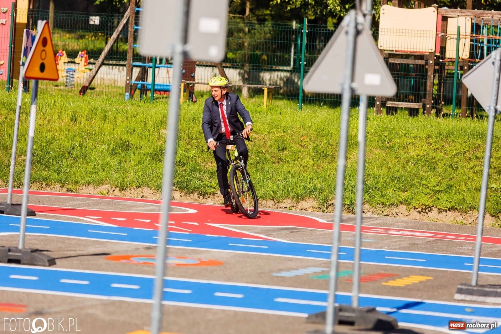Zdjęcie w galerii na portalu naszraciborz.pl: Przy SP 18 otwarto miasteczko rowerowe [FOTO i WIDEO] wiadomości z regionu