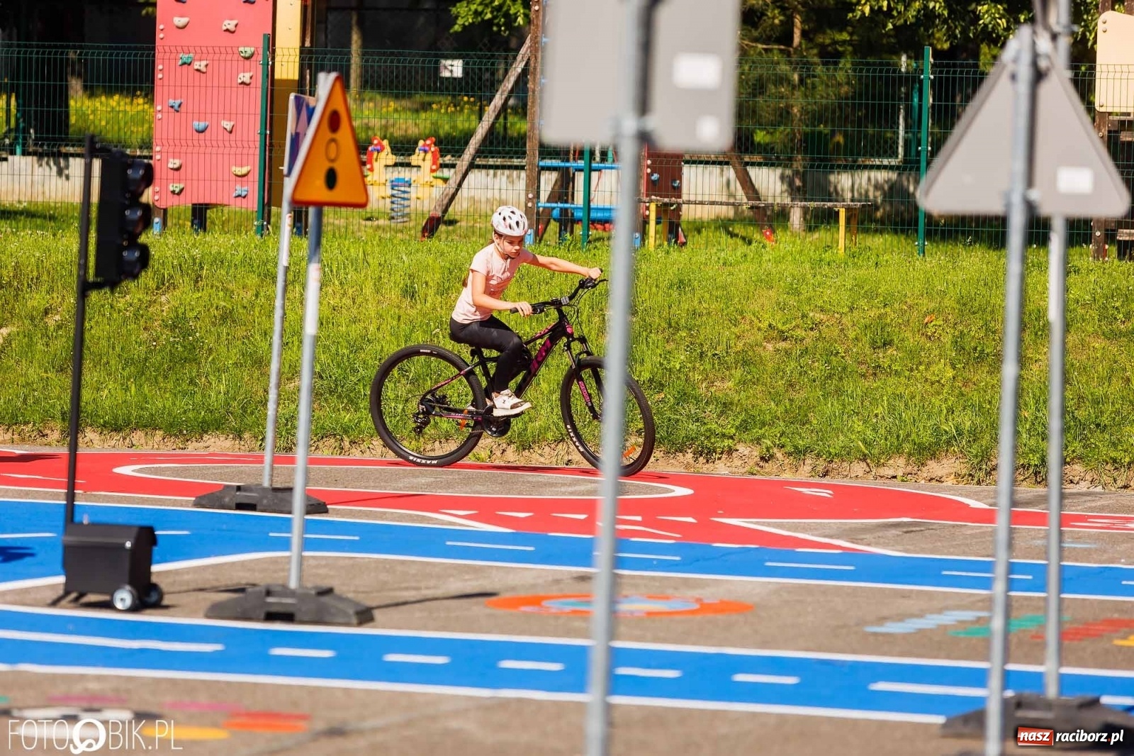 Zdjęcie w galerii na portalu naszraciborz.pl: Przy SP 18 otwarto miasteczko rowerowe [FOTO i WIDEO] wiadomości z regionu
