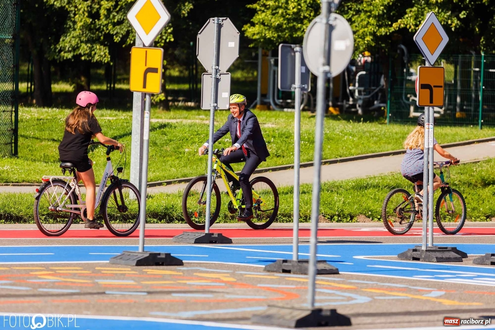 Zdjęcie w galerii na portalu naszraciborz.pl: Przy SP 18 otwarto miasteczko rowerowe [FOTO i WIDEO] wiadomości z regionu