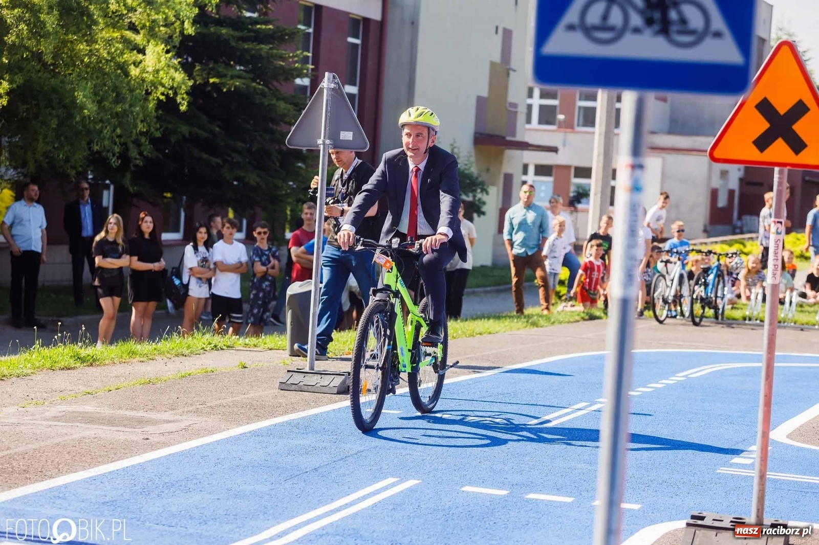 Zdjęcie w galerii na portalu naszraciborz.pl: Przy SP 18 otwarto miasteczko rowerowe [FOTO i WIDEO] wiadomości z regionu