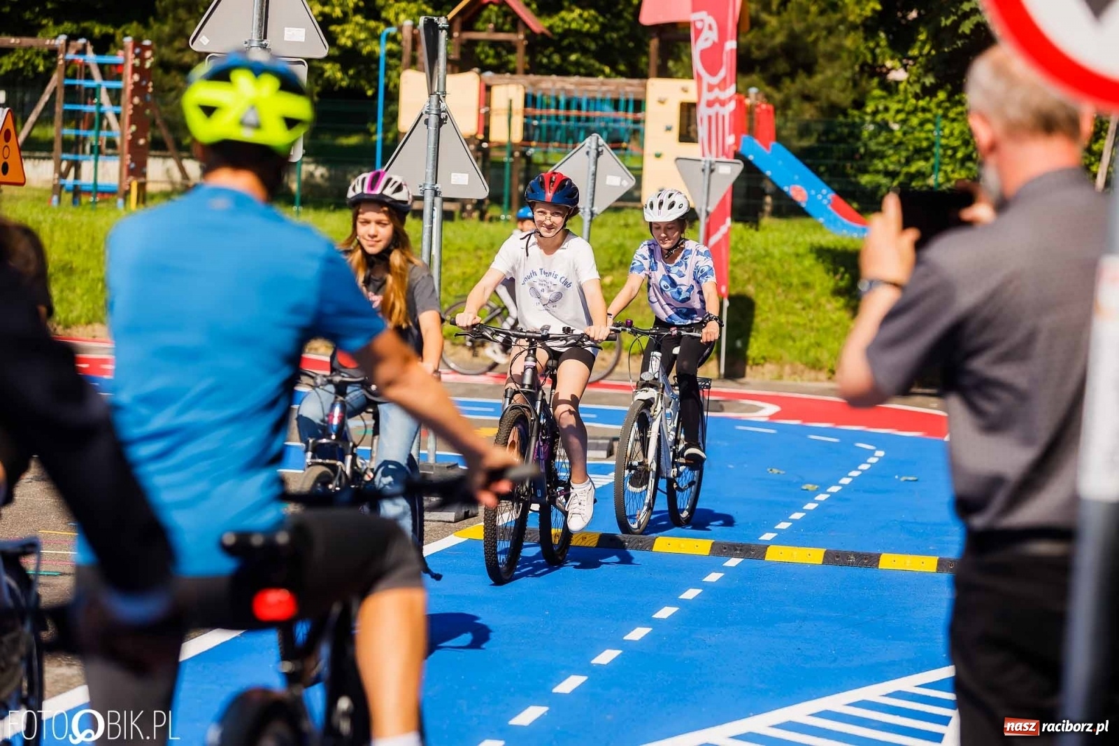 Zdjęcie w galerii na portalu naszraciborz.pl: Przy SP 18 otwarto miasteczko rowerowe [FOTO i WIDEO] wiadomości z regionu