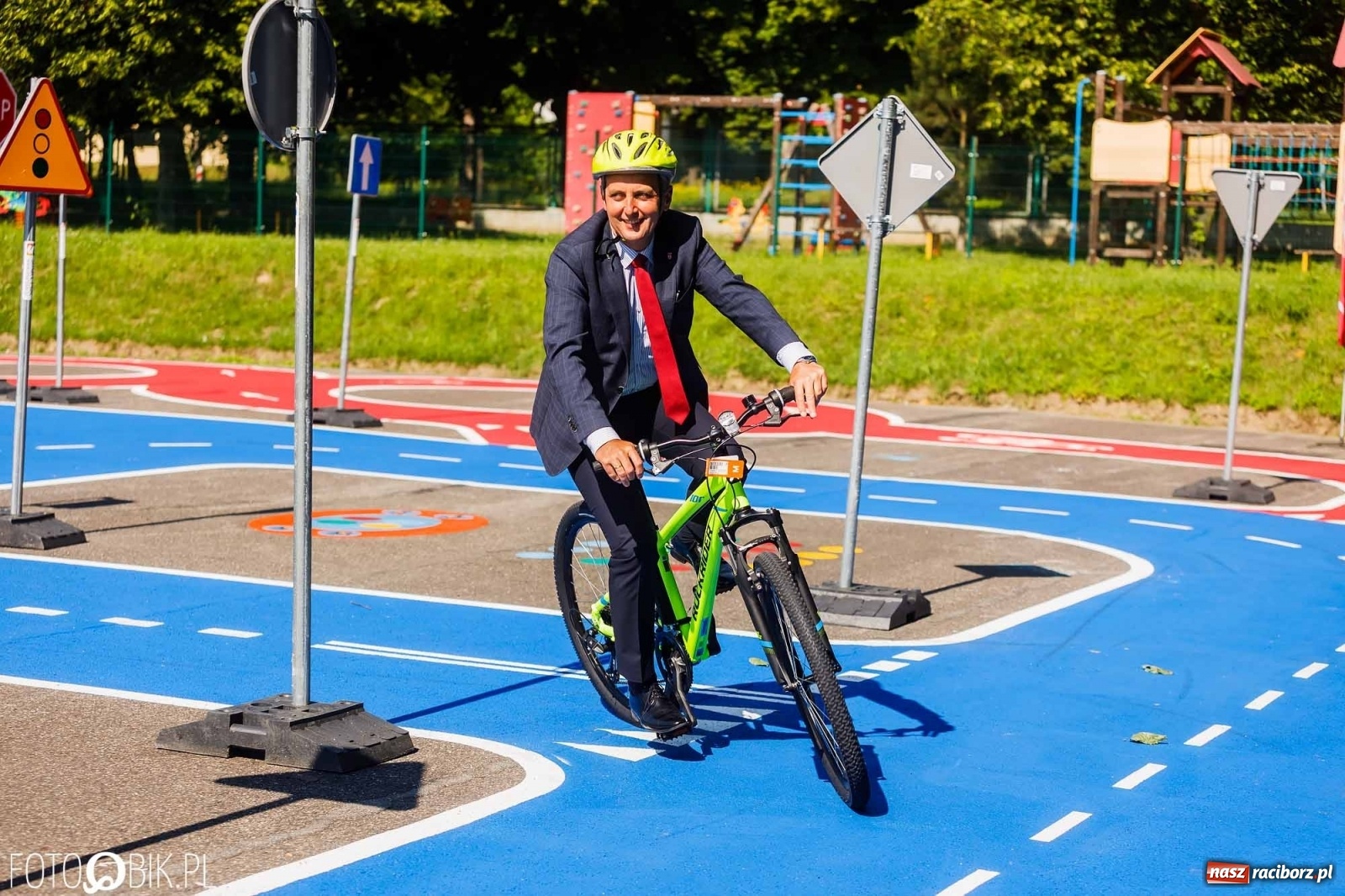 Zdjęcie w galerii na portalu naszraciborz.pl: Przy SP 18 otwarto miasteczko rowerowe [FOTO i WIDEO] wiadomości z regionu