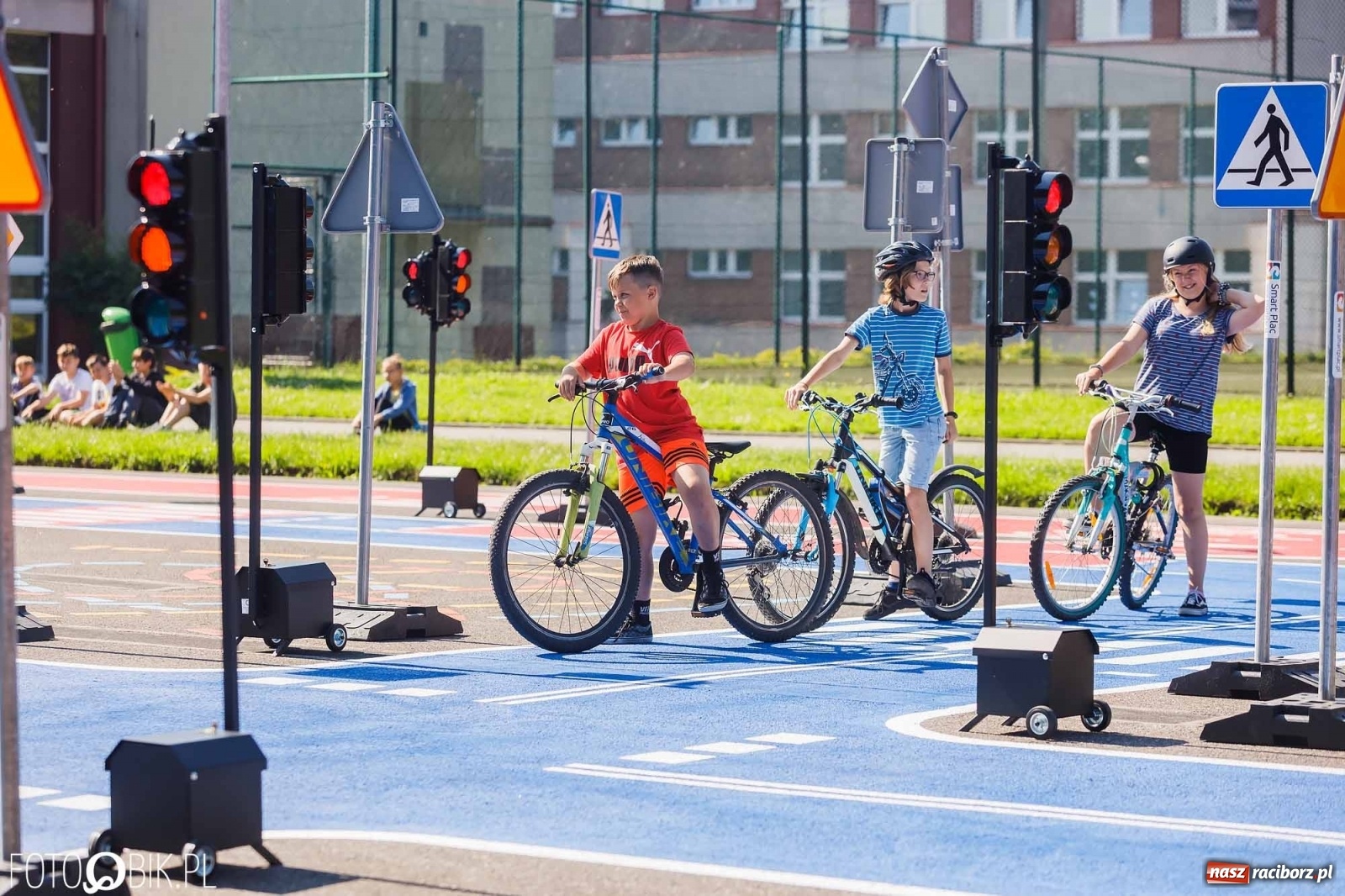 Zdjęcie w galerii na portalu naszraciborz.pl: Przy SP 18 otwarto miasteczko rowerowe [FOTO i WIDEO] wiadomości z regionu