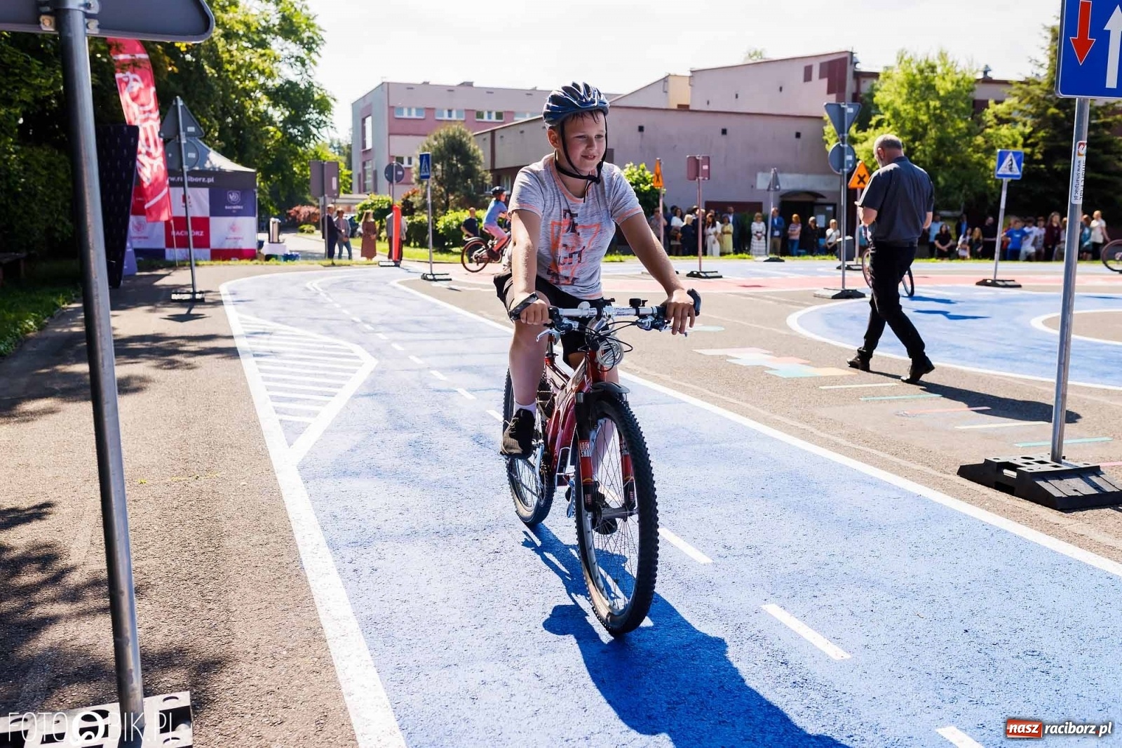 Zdjęcie w galerii na portalu naszraciborz.pl: Przy SP 18 otwarto miasteczko rowerowe [FOTO i WIDEO] wiadomości z regionu