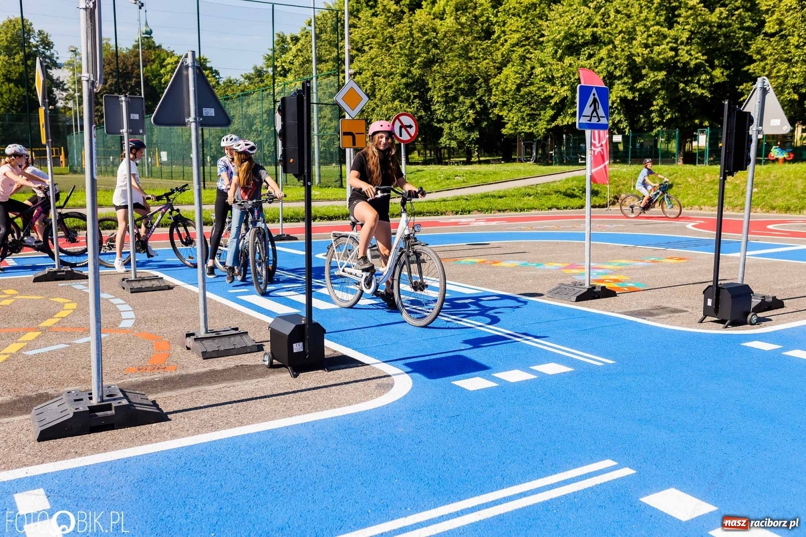 Zdjęcie w galerii na portalu naszraciborz.pl: Przy SP 18 otwarto miasteczko rowerowe [FOTO i WIDEO] wiadomości z regionu