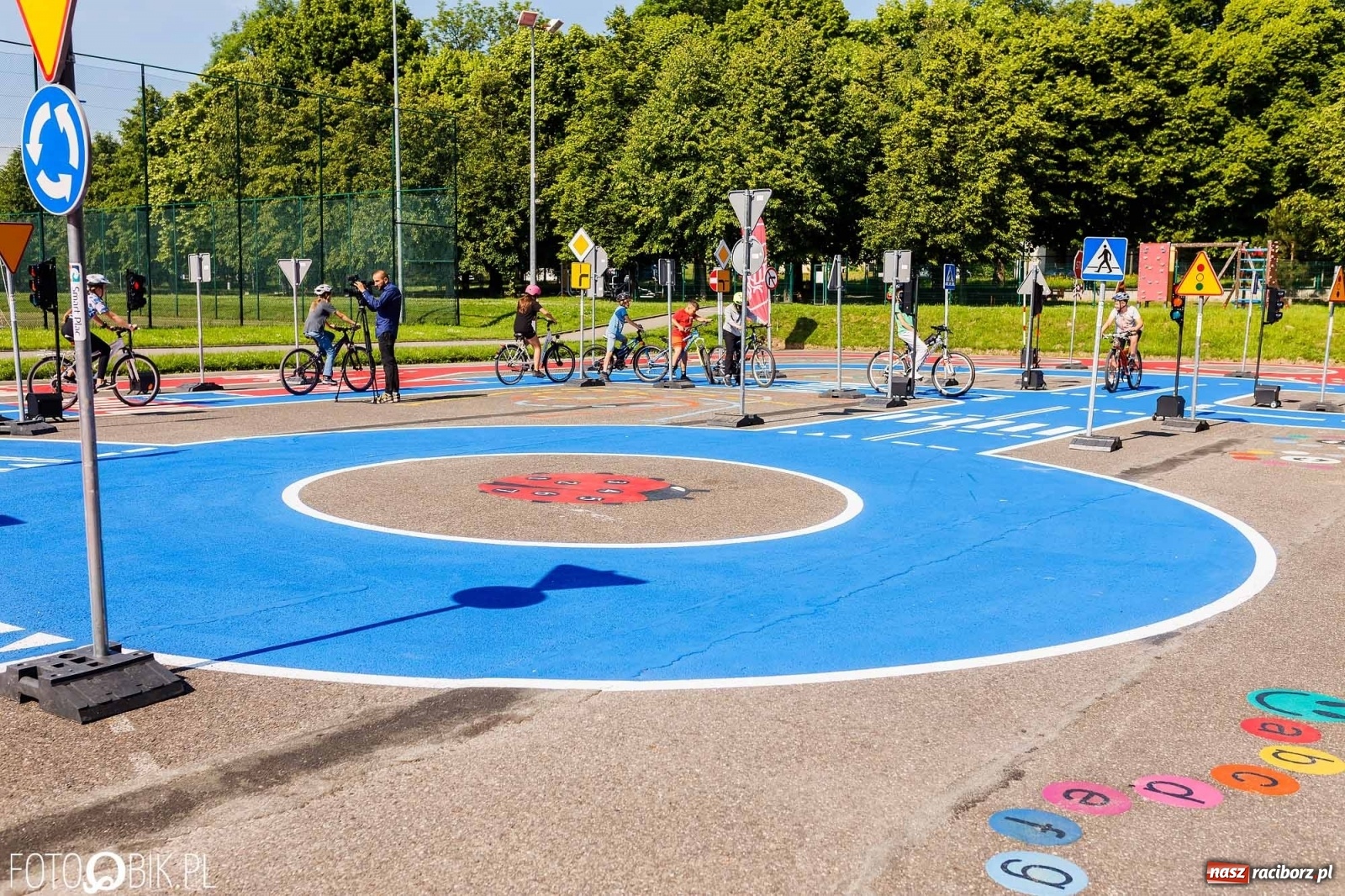 Zdjęcie w galerii na portalu naszraciborz.pl: Przy SP 18 otwarto miasteczko rowerowe [FOTO i WIDEO] wiadomości z regionu