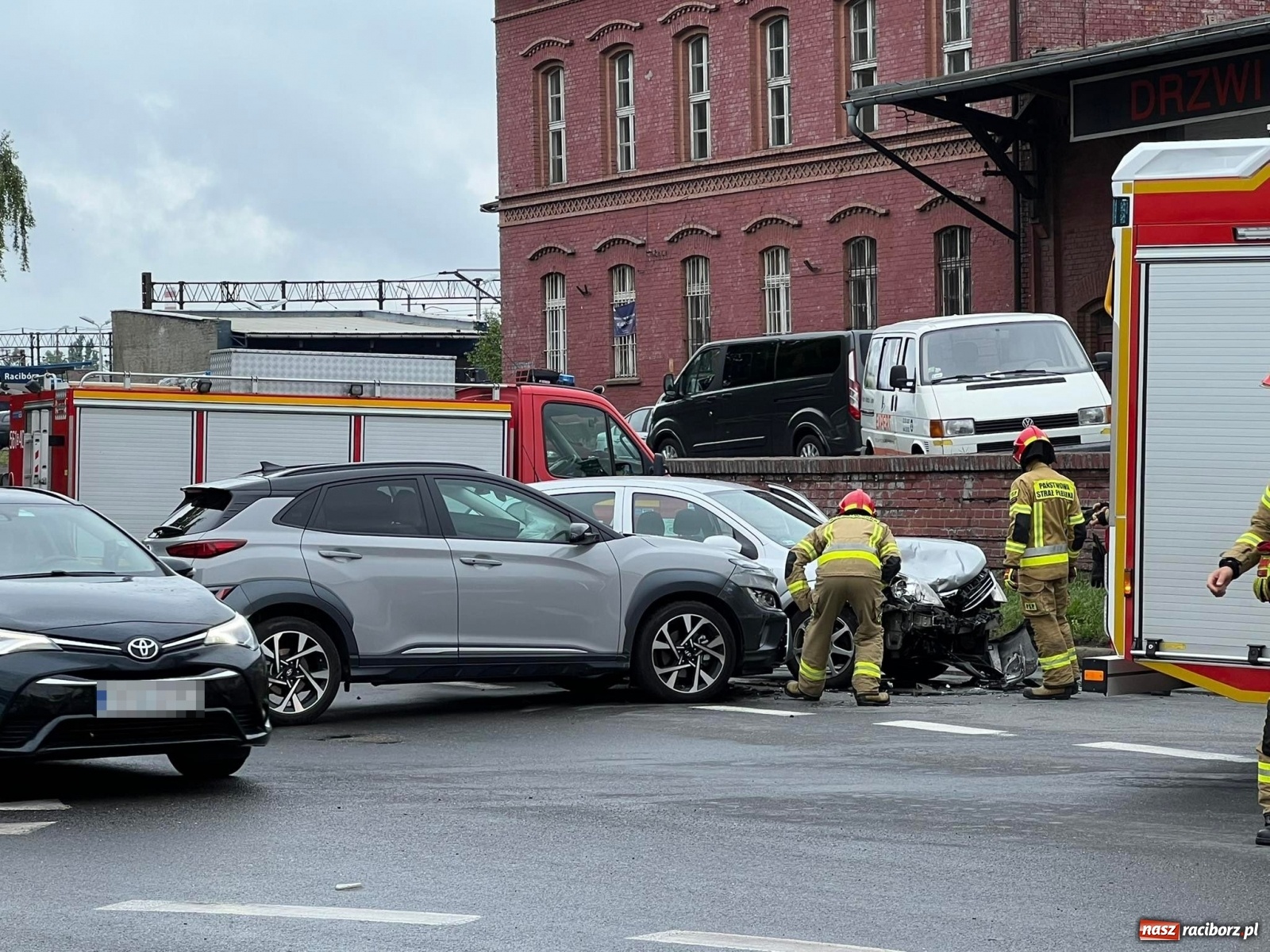 Zdjęcie w galerii na portalu naszraciborz.pl: Kolizja na Kolejowej. Klasyczne wymuszenie wiadomości z regionu