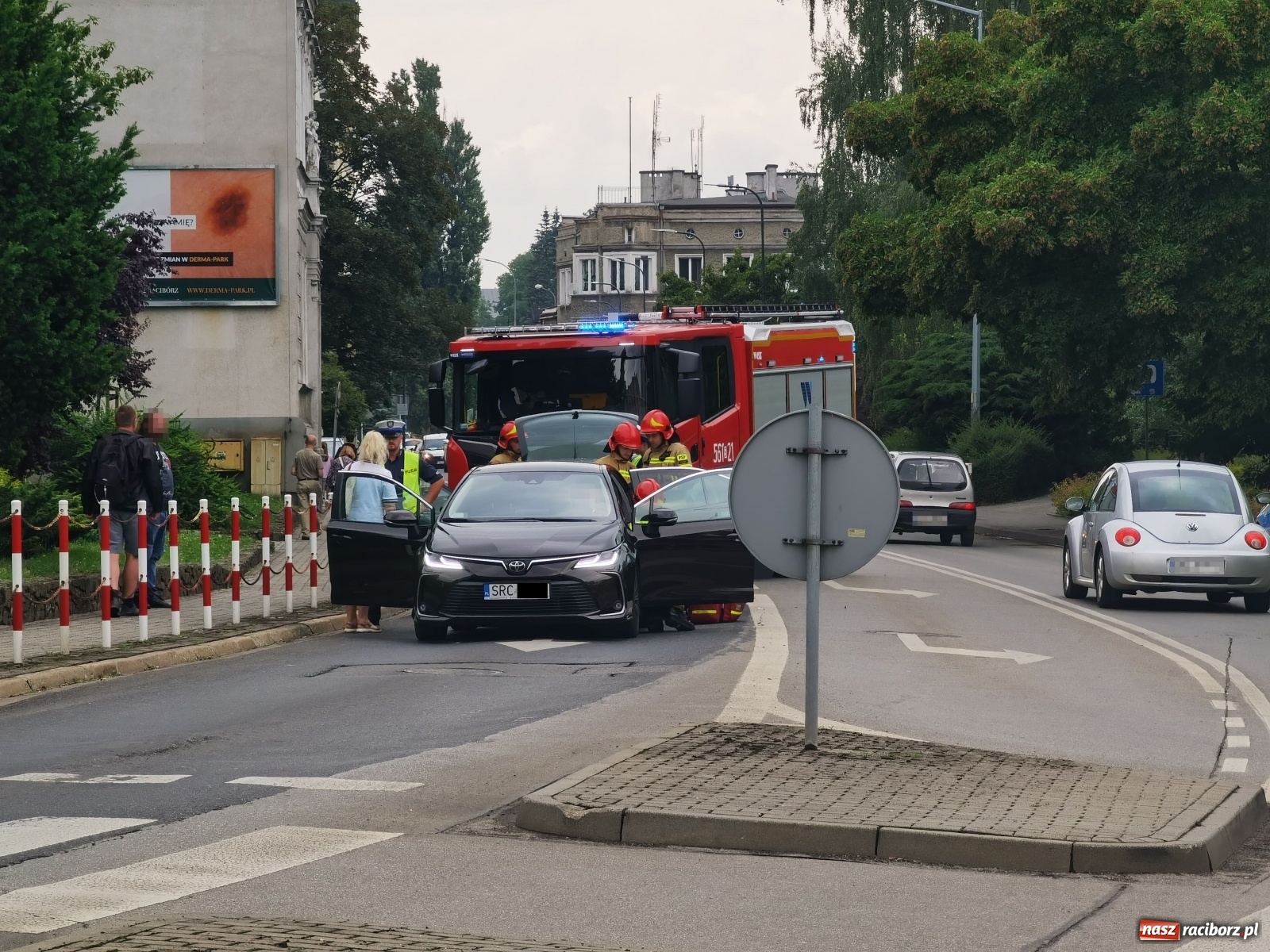 Zdjęcie w galerii na portalu naszraciborz.pl: Wypadek na Podwalu. Poszkodowany z urazem kręgosłupa [FOTO] wiadomości z regionu