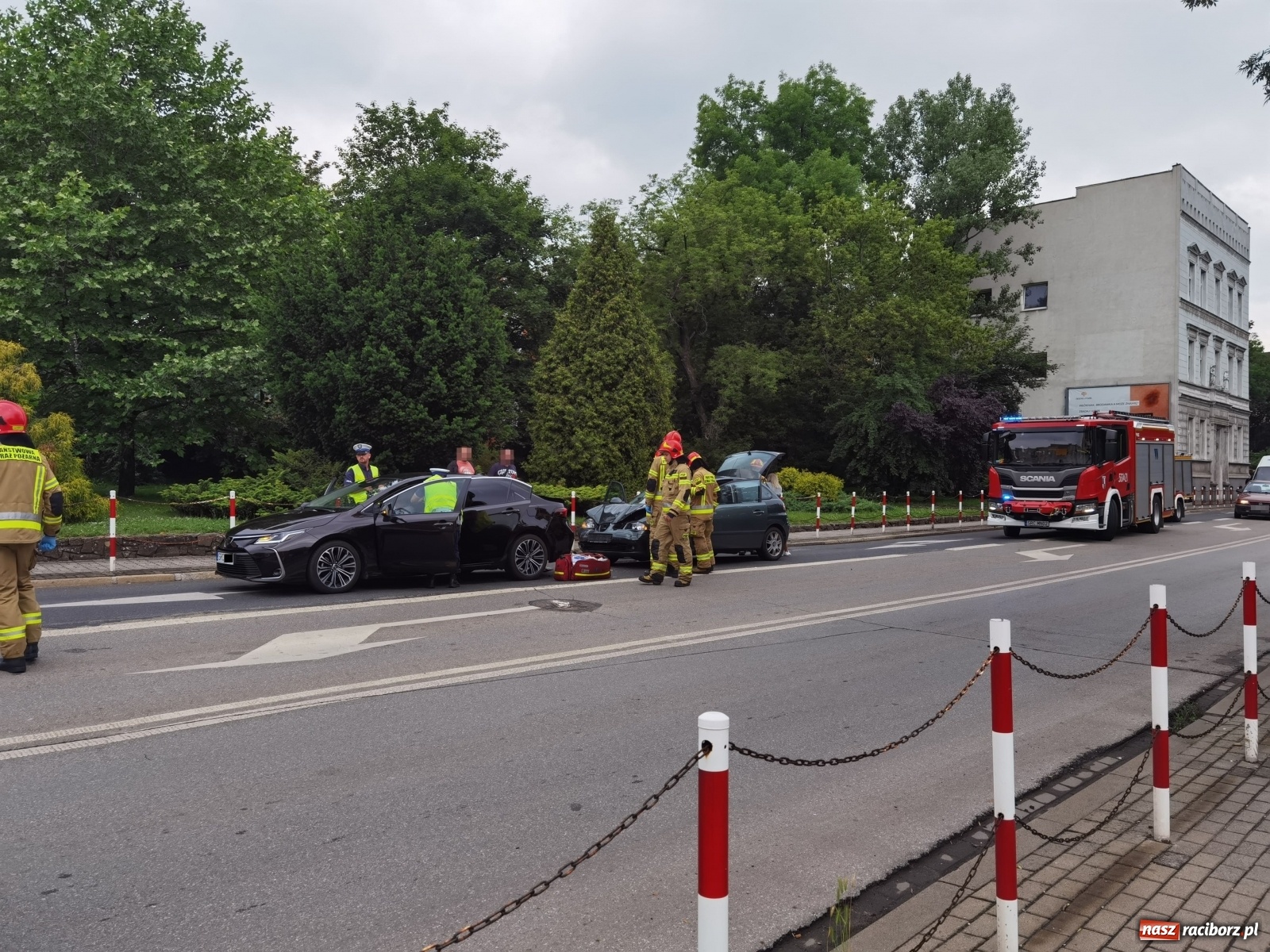 Zdjęcie w galerii na portalu naszraciborz.pl: Wypadek na Podwalu. Poszkodowany z urazem kręgosłupa [FOTO] wiadomości z regionu