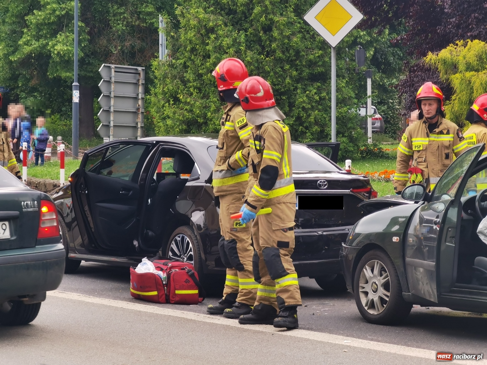 Zdjęcie w galerii na portalu naszraciborz.pl: Wypadek na Podwalu. Poszkodowany z urazem kręgosłupa [FOTO] wiadomości z regionu