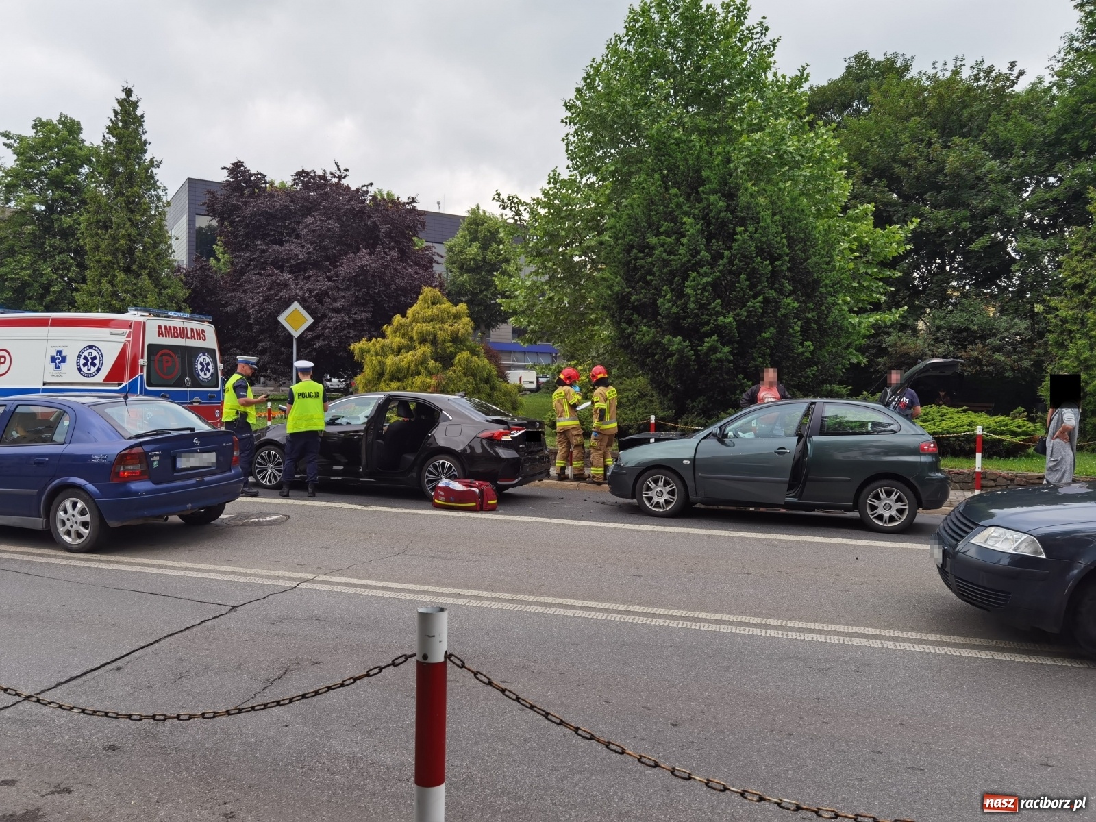 Zdjęcie w galerii na portalu naszraciborz.pl: Wypadek na Podwalu. Poszkodowany z urazem kręgosłupa [FOTO] wiadomości z regionu