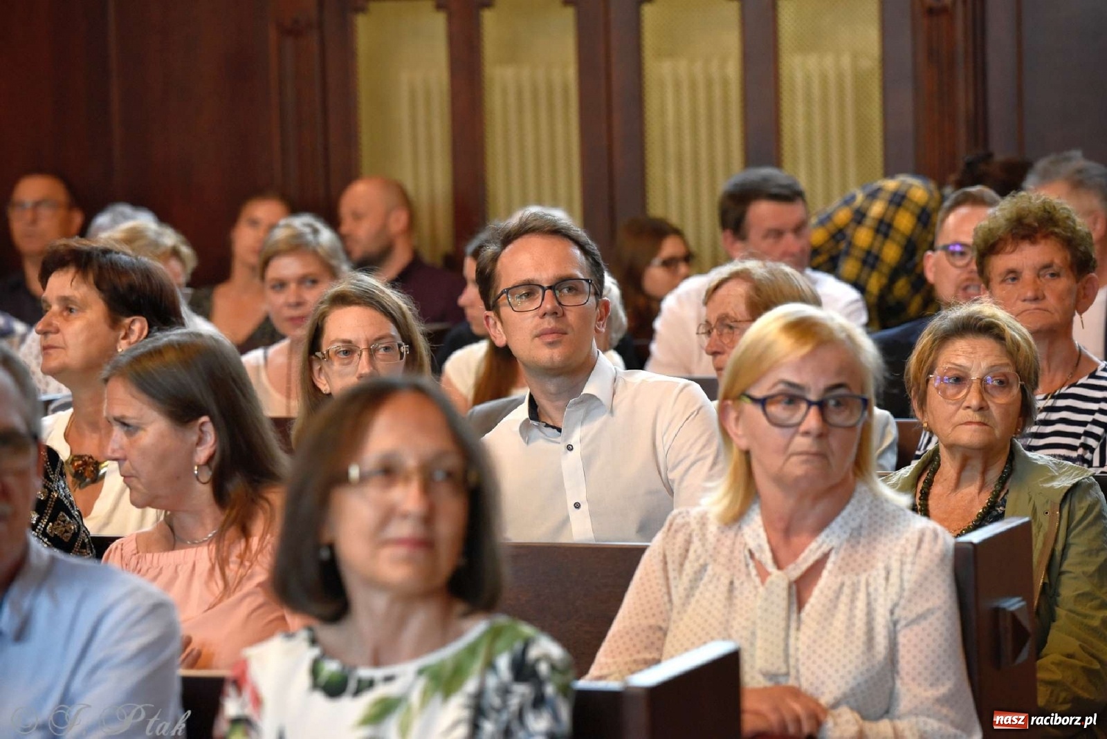 Zdjęcie w galerii na portalu naszraciborz.pl: Sala sądowa jak scena koncertowa. Dni Raciborza zainaugurowano w gmachu Temidy wiadomości z regionu