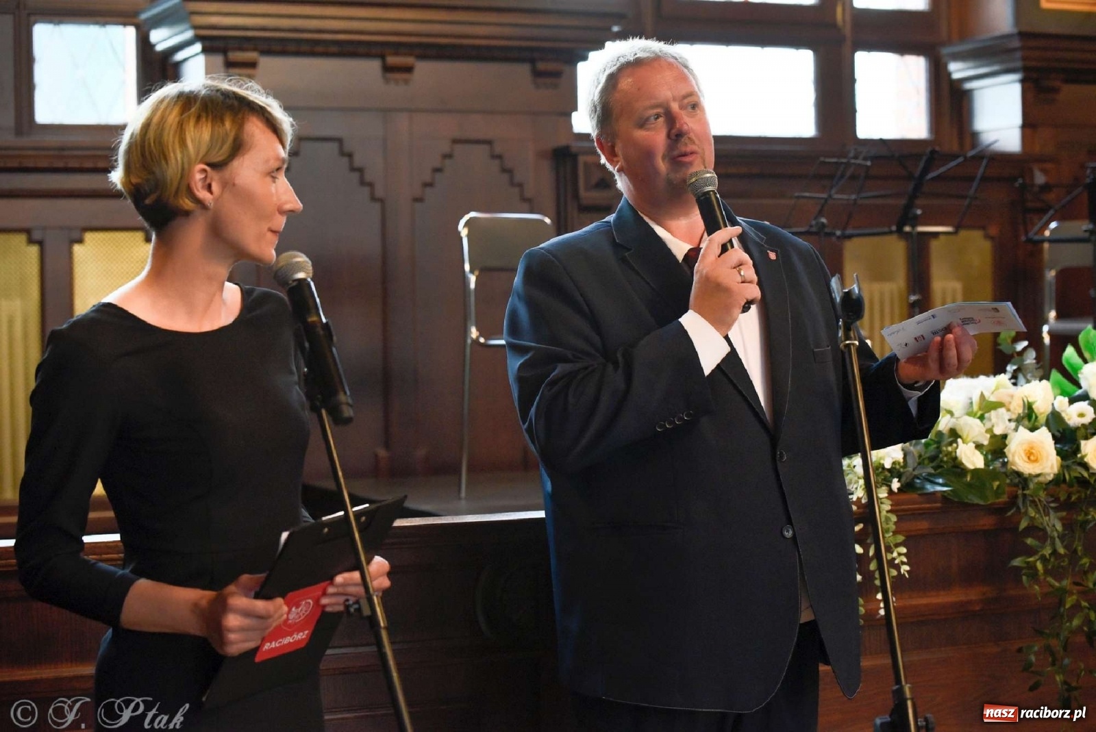 Zdjęcie w galerii na portalu naszraciborz.pl: Sala sądowa jak scena koncertowa. Dni Raciborza zainaugurowano w gmachu Temidy wiadomości z regionu
