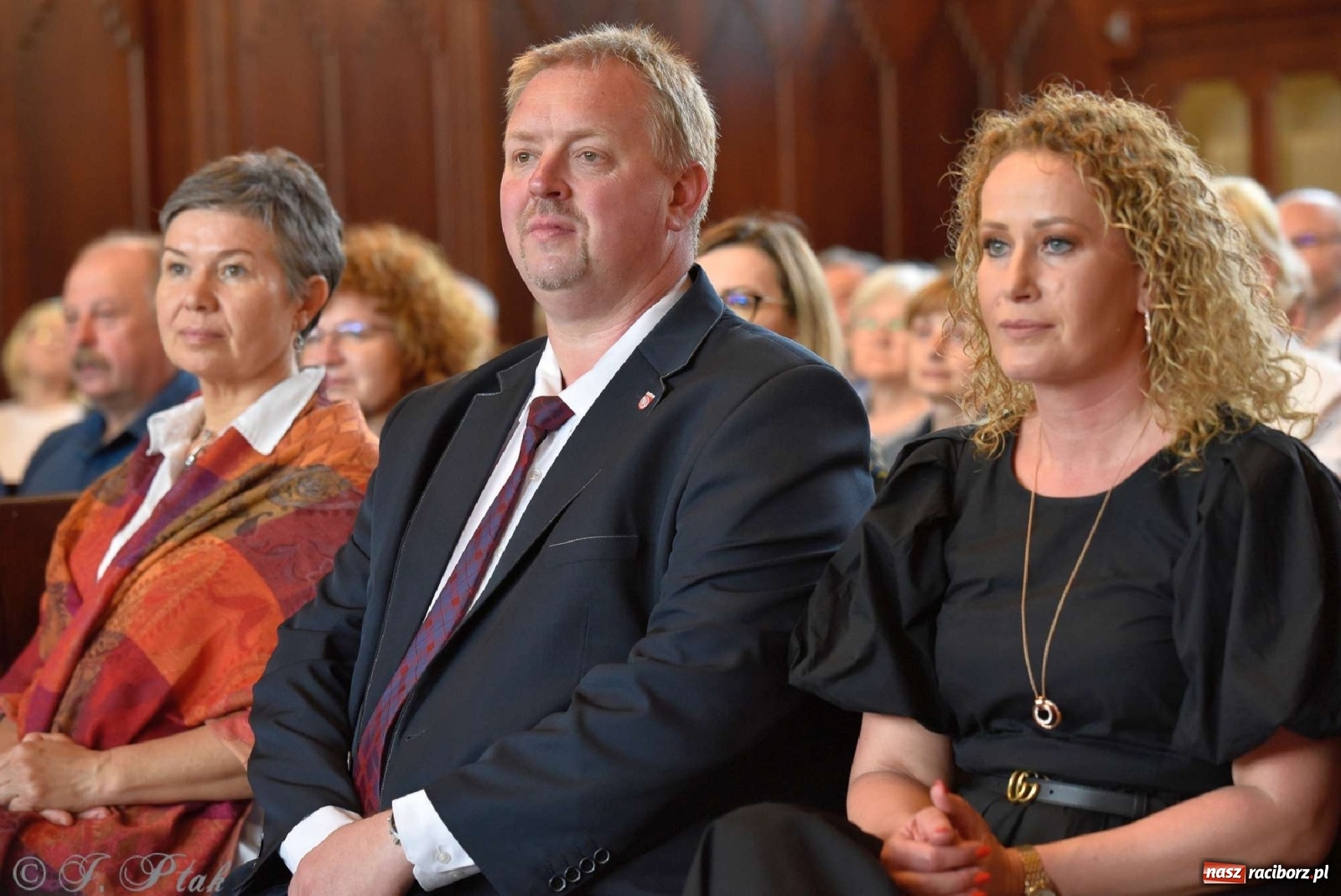 Zdjęcie w galerii na portalu naszraciborz.pl: Sala sądowa jak scena koncertowa. Dni Raciborza zainaugurowano w gmachu Temidy wiadomości z regionu
