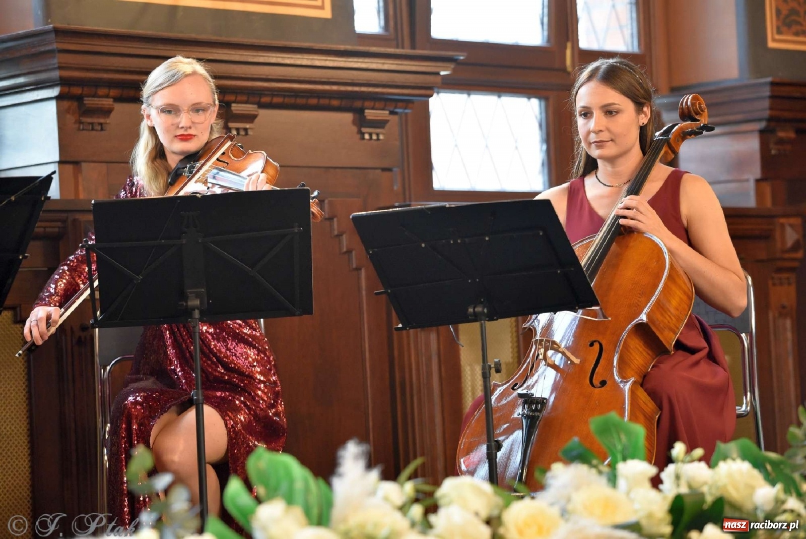Zdjęcie w galerii na portalu naszraciborz.pl: Sala sądowa jak scena koncertowa. Dni Raciborza zainaugurowano w gmachu Temidy wiadomości z regionu
