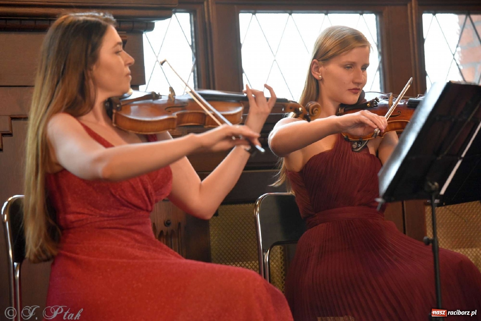Zdjęcie w galerii na portalu naszraciborz.pl: Sala sądowa jak scena koncertowa. Dni Raciborza zainaugurowano w gmachu Temidy wiadomości z regionu