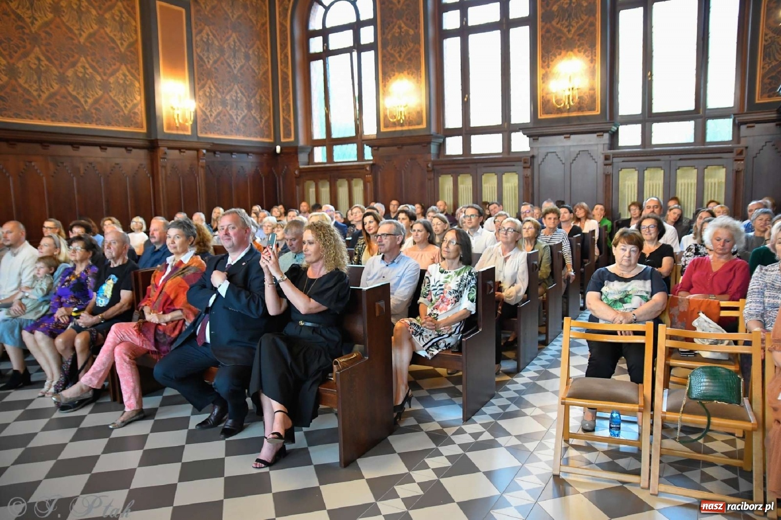 Zdjęcie w galerii na portalu naszraciborz.pl: Sala sądowa jak scena koncertowa. Dni Raciborza zainaugurowano w gmachu Temidy wiadomości z regionu
