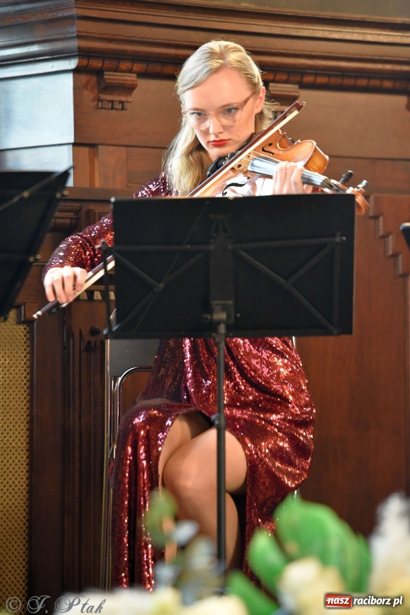 Zdjęcie w galerii na portalu naszraciborz.pl: Sala sądowa jak scena koncertowa. Dni Raciborza zainaugurowano w gmachu Temidy wiadomości z regionu