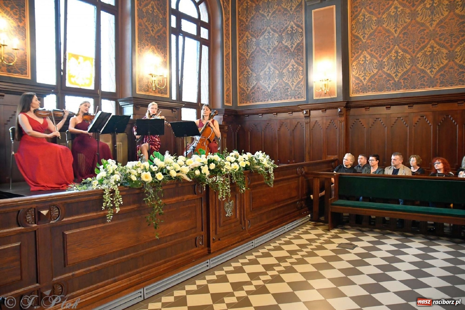 Zdjęcie w galerii na portalu naszraciborz.pl: Sala sądowa jak scena koncertowa. Dni Raciborza zainaugurowano w gmachu Temidy wiadomości z regionu