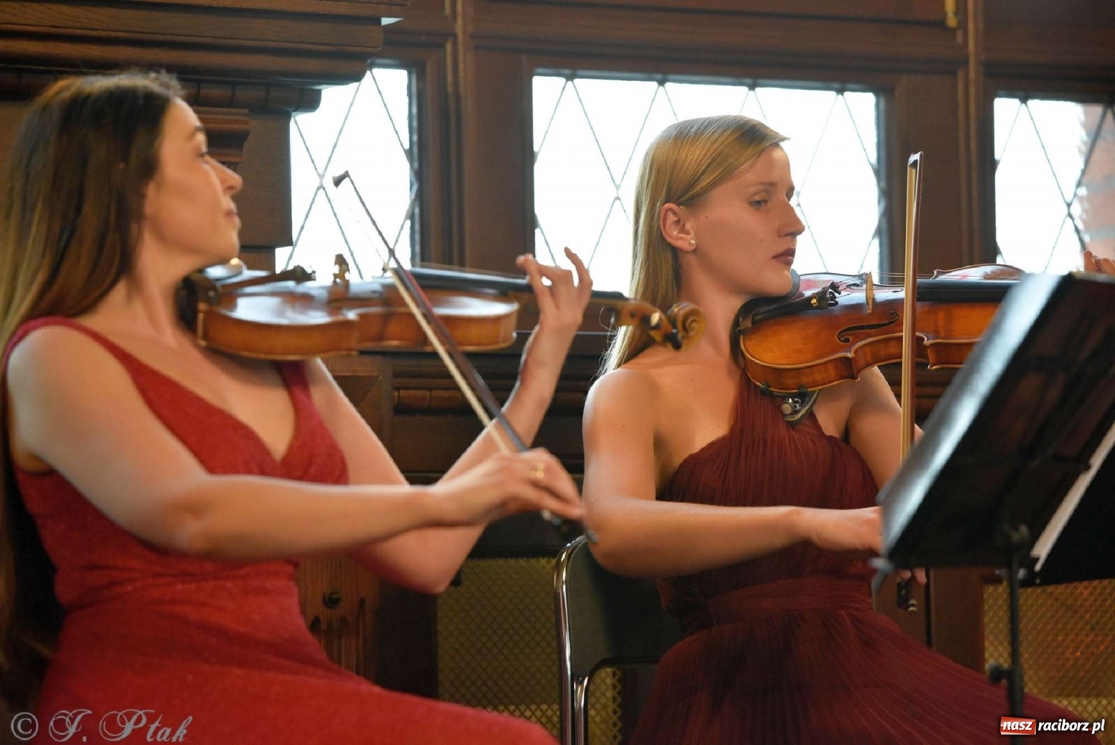 Zdjęcie w galerii na portalu naszraciborz.pl: Sala sądowa jak scena koncertowa. Dni Raciborza zainaugurowano w gmachu Temidy wiadomości z regionu